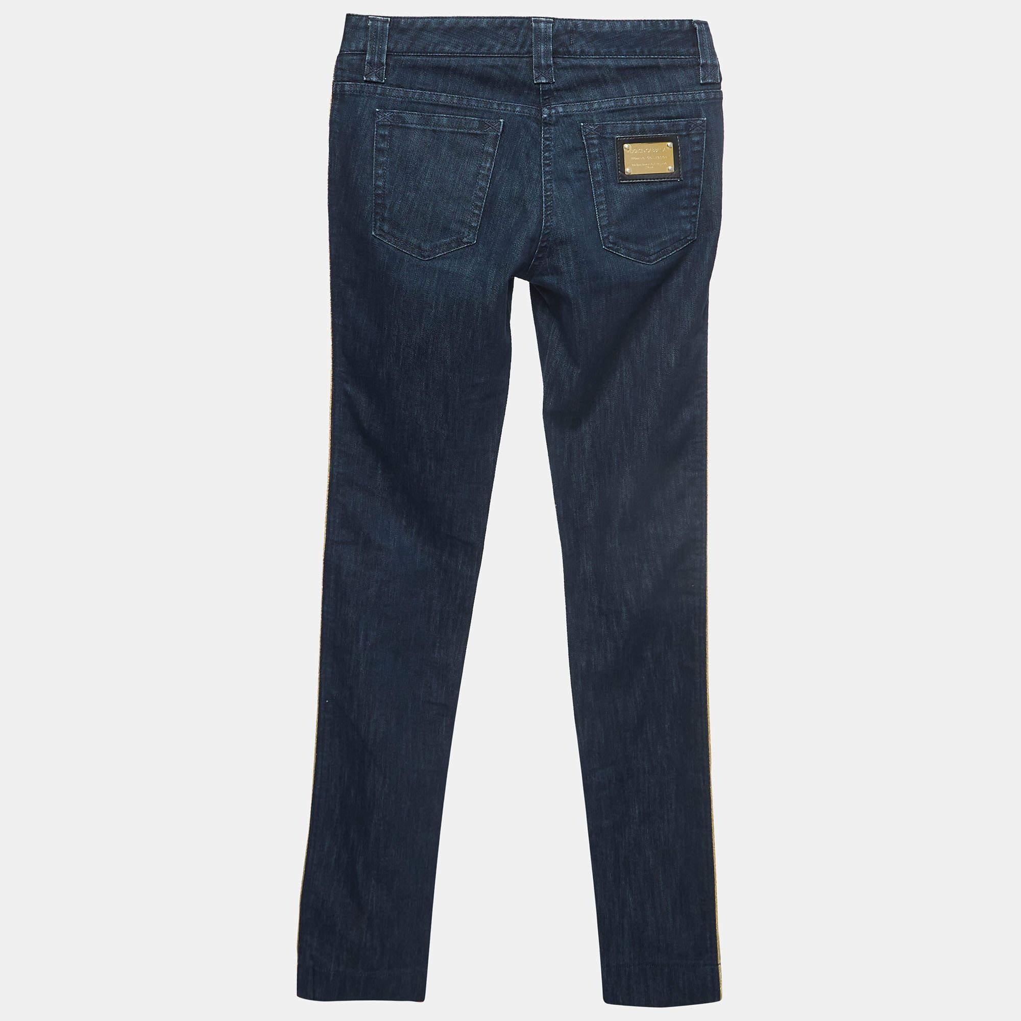 Ce jean Dolce and Gabbana est un indispensable de la garde-robe. Ce jean bleu marine peut être porté aussi bien en haut qu'en bas pour des looks décontractés et confortables ou chics et à la mode.