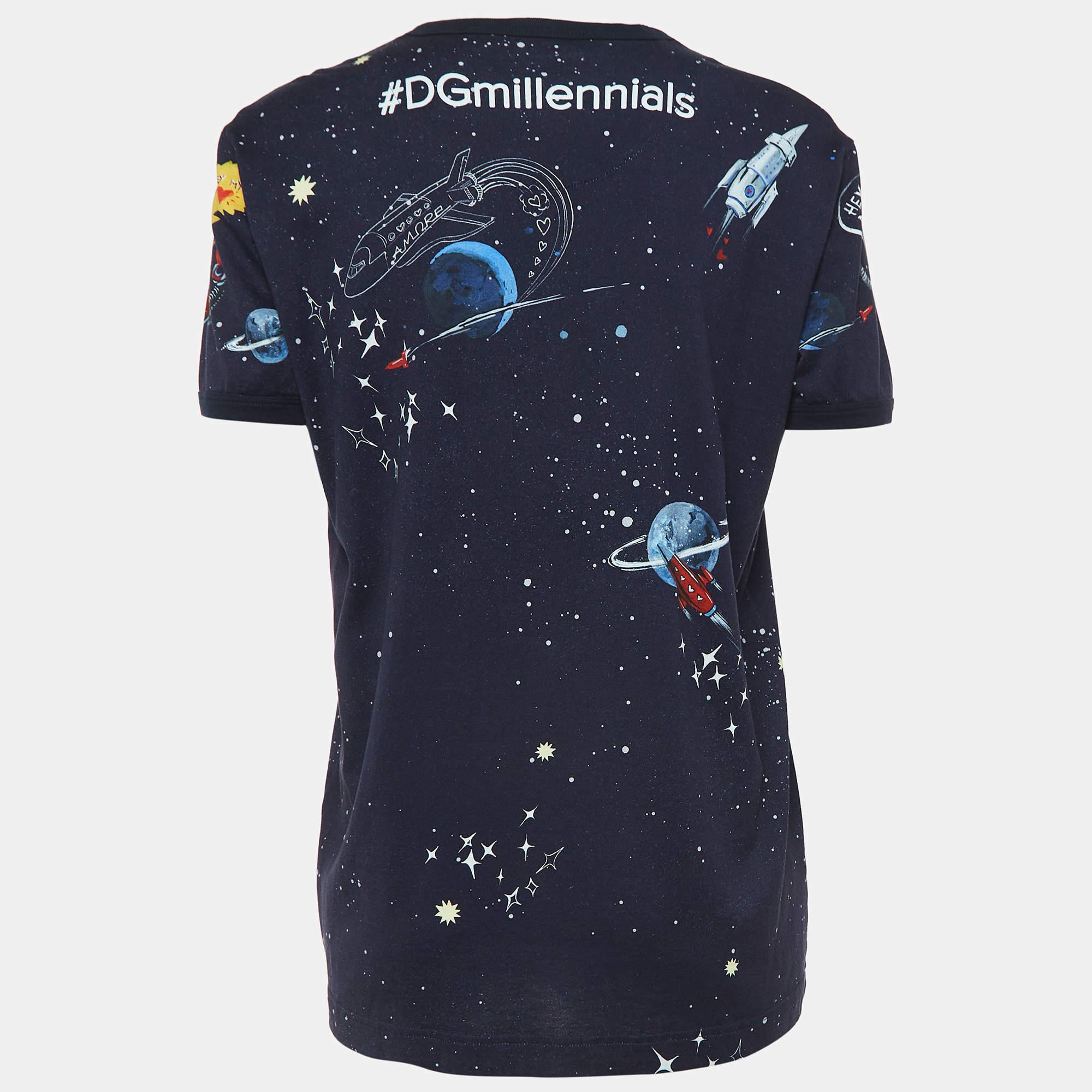 Get the comfort and the right casual style with this designer T-shirt. Designed to be reliable and durable, the creation has a simple neckline and signature detailing. 