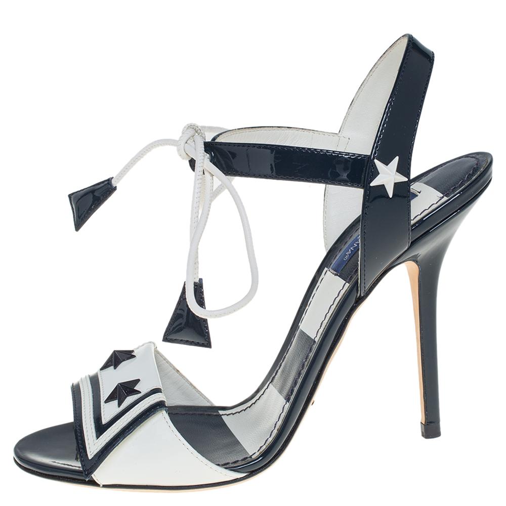 Leave your audience spellbound with this pair of Dolce & Gabbana sandals! These beautiful Sailor sandals have been styled with perfection just so a diva like you can flaunt them. In navy blue and white, the pair has been crafted from patent leather