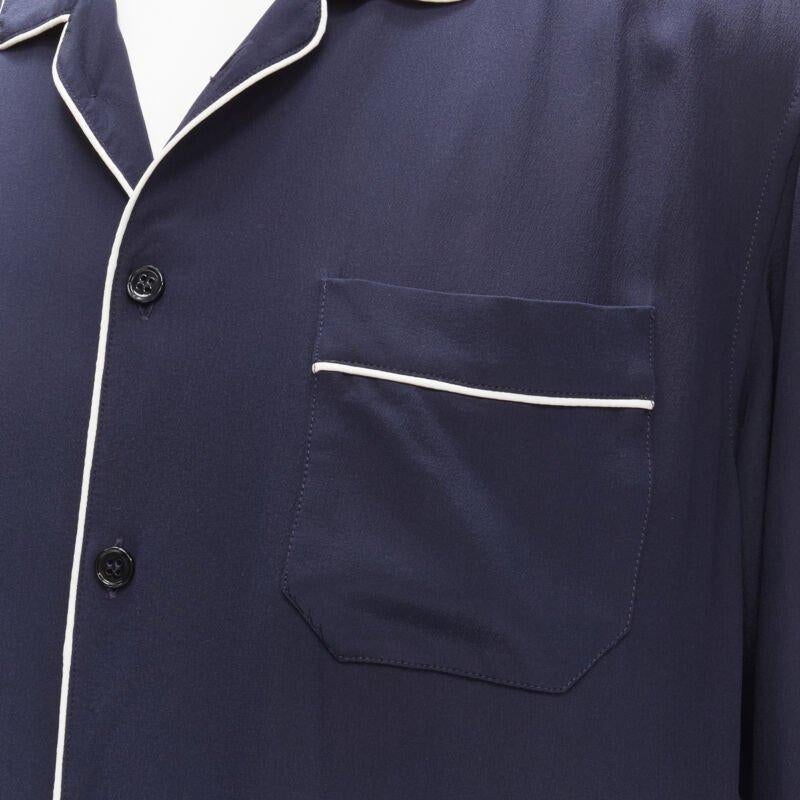 DOLCE GABBANA camicia pigiama casual blu navy con profili bianchi S.S. White
Riferimento: CNLE/A00172
Marchio: Dolce & Gabbana
Designer: Domenico Dolce & Stefano Gabbana
Colore: blu, bianco
Modello: Tinta unita
Chiusura: bottone
Prodotto in: