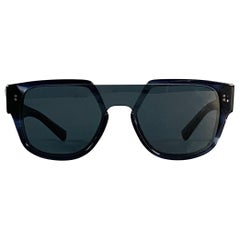 DOLCE
GABBANA Occhiali da sole squadrati in acetato marmorizzato blu scuro DOLCE
GABBANA Occhiali da sole squadrati in acetato marmorizzato blu scuro