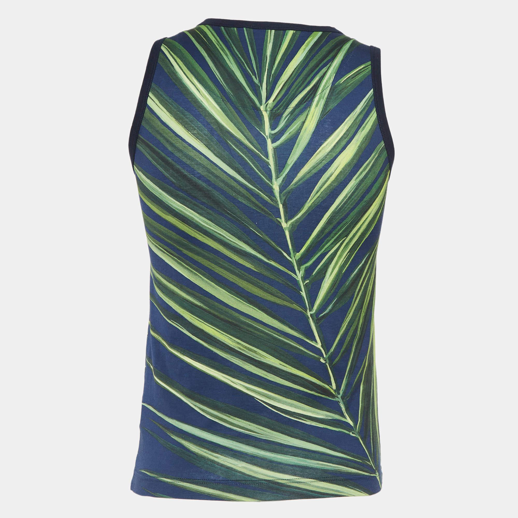 Une combinaison parfaite de confort, de luxe et de style, ce t-shirt de créateur est une pièce incontournable. Fabriquée à partir de matériaux de qualité, la création peut être stylisée avec un pantalon en jean et des baskets pour un look cool.