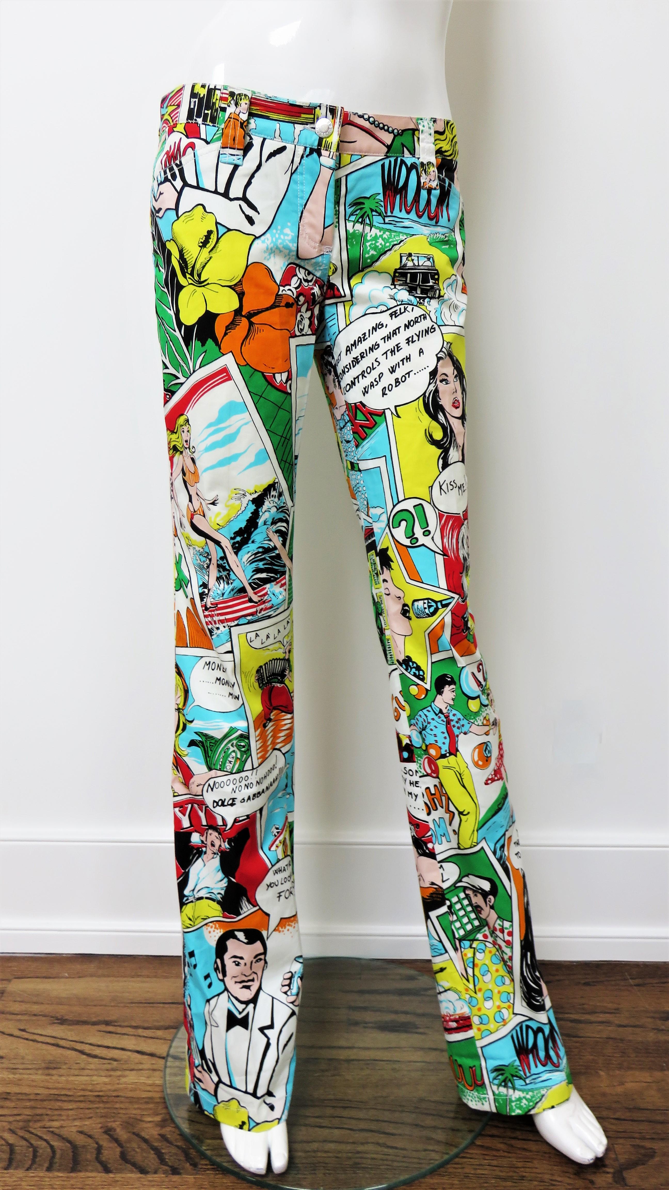 Fabelhafte Baumwollhosen in einem bunten Comic-Muster mit cleveren Sprüchen in Wortblasen. Sie sind im Stil einer mittelhohen Jeans mit Vorder- und Gesäßtaschen:: einem geknöpften Bund:: einem Reißverschluss vorne und langen:: geraden Beinen.