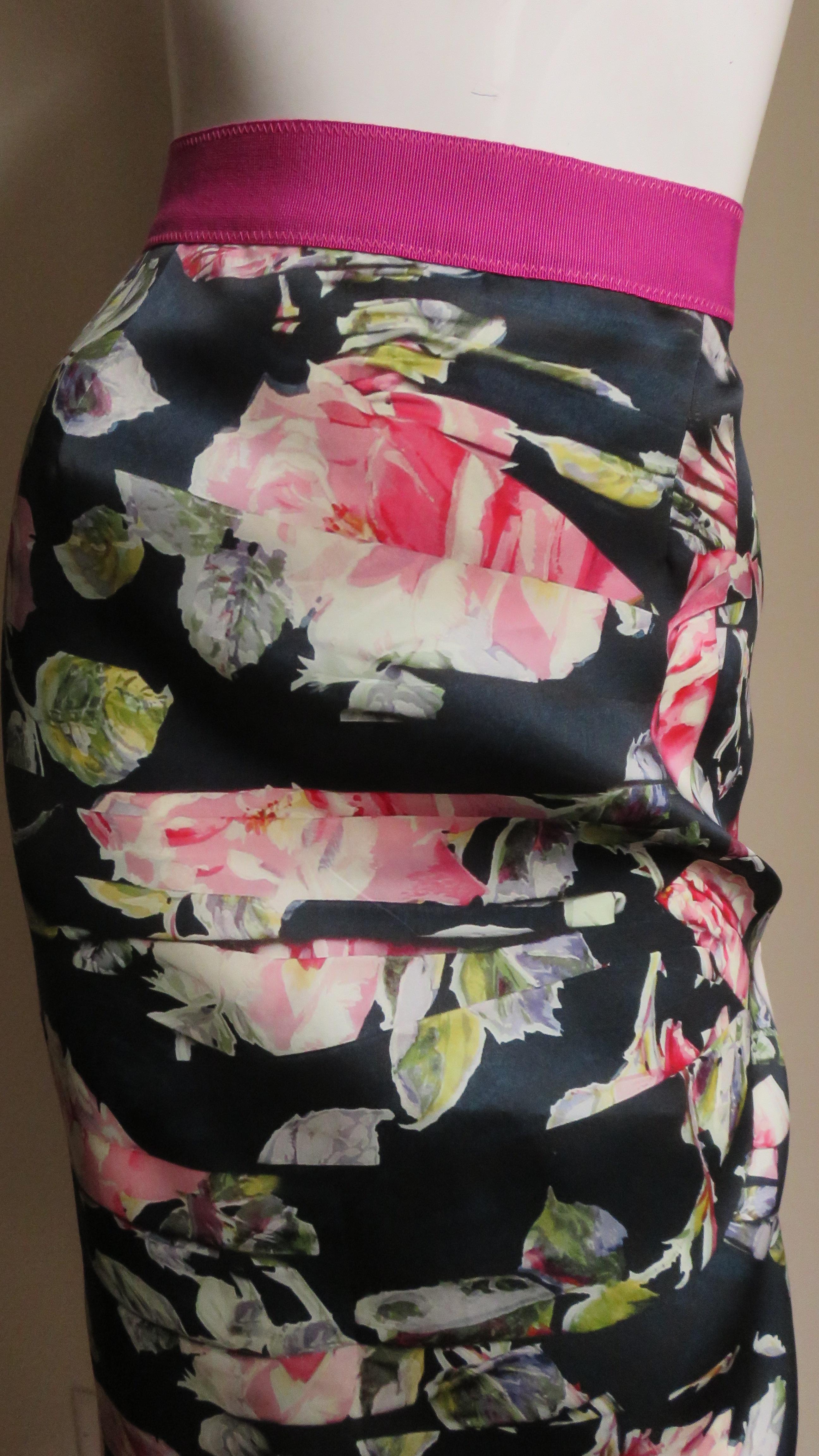 Dolce & Gabbana Nueva Falda de Seda con Bloques de Color Negro en venta