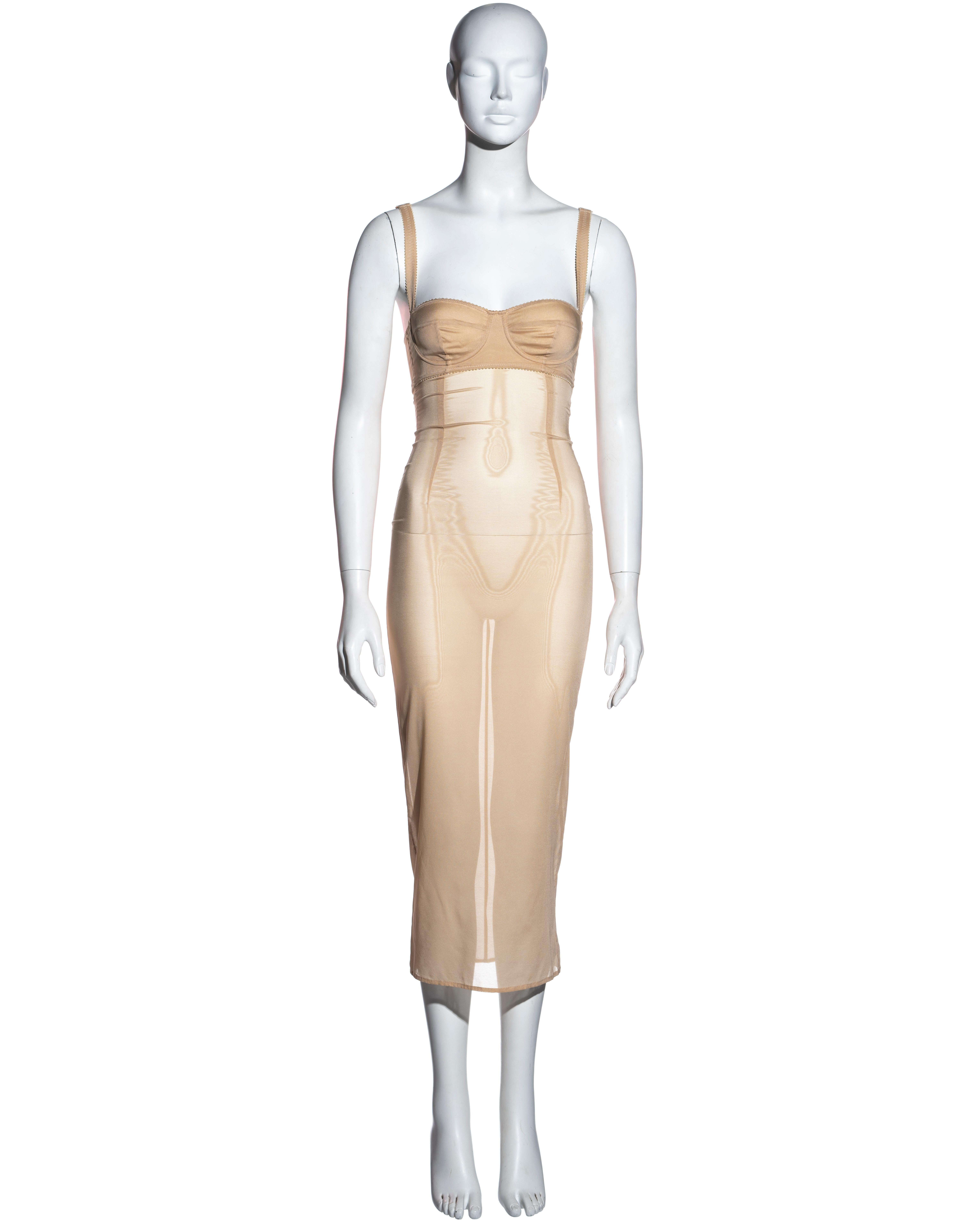 ▪ Vestido largo hasta la pantorrilla Dolce & Gabbana nude
Sujetador incorporado 
▪ Cintura ceñida
▪ Tirantes ajustables 
▪ Cremallera oculta en el centro de la espalda
▪ Vestidos similares se vieron en la pasarela Primavera-Verano 1997 (imagen 3)
▪