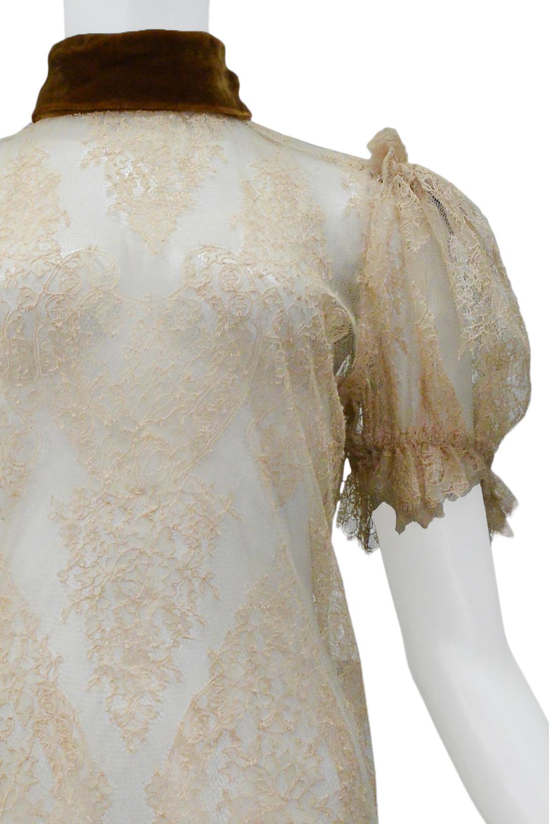 Dolce & Gabbana - Mini robe blanche cassée en dentelle avec col en velours 2001 en vente 1