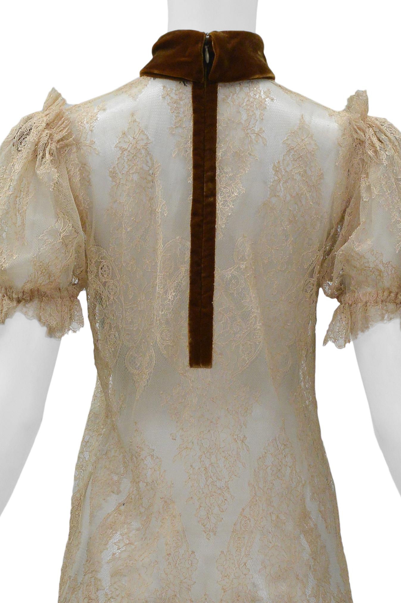 Dolce & Gabbana - Mini robe blanche cassée en dentelle avec col en velours 2001 en vente 3