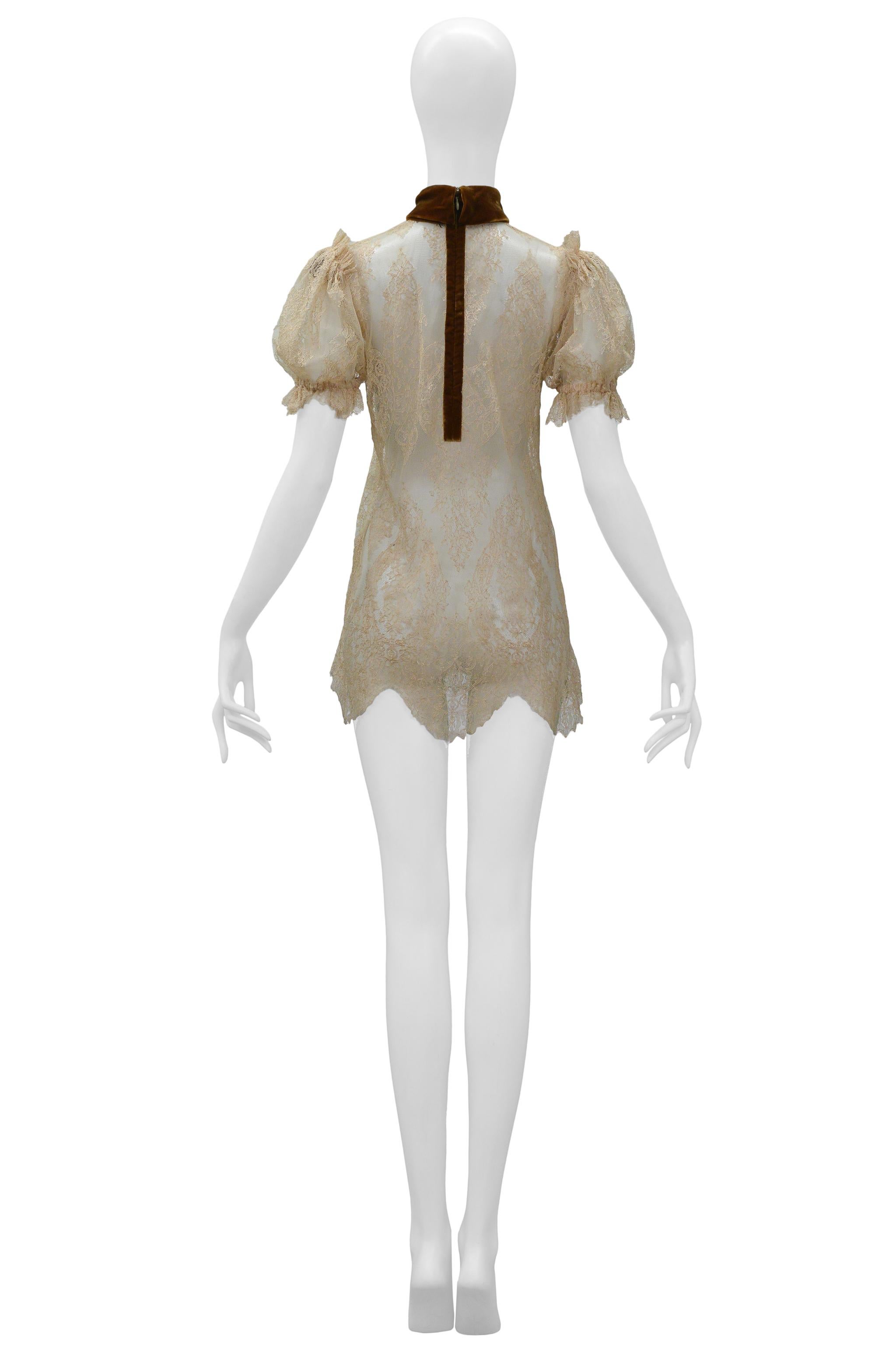 Dolce & Gabbana - Mini robe blanche cassée en dentelle avec col en velours 2001 en vente 4