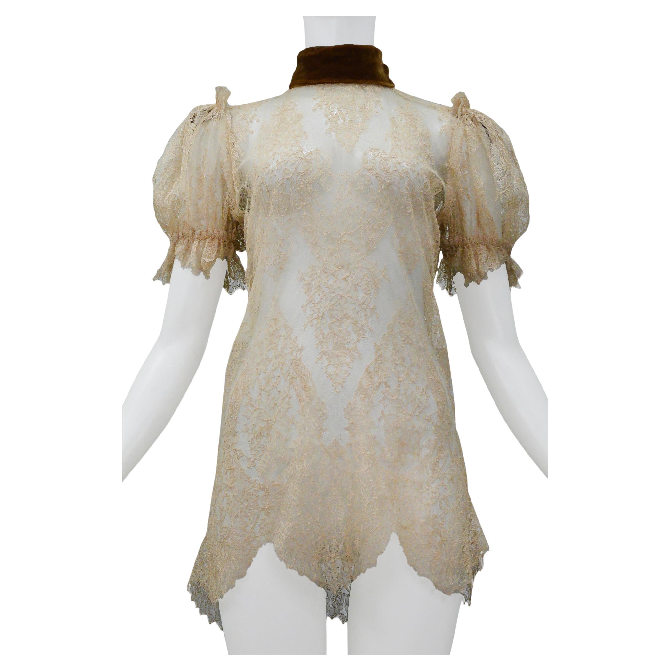 Dolce & Gabbana - Mini robe blanche cassée en dentelle avec col en velours 2001 en vente
