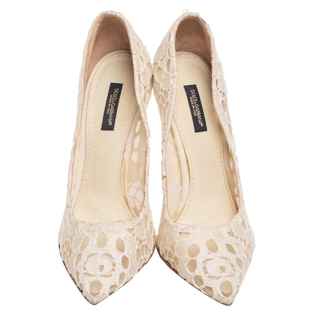 Dolce & Gabbana Off White Lace Pointed Toe Pumps Size 38 In Good Condition In Dubai, Al Qouz 2