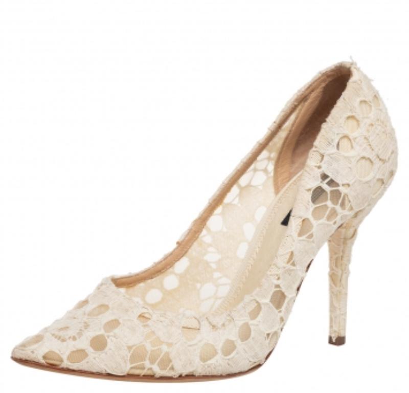 Dolce & Gabbana Off White Lace Pointed Toe Pumps Size 38 In Fair Condition In Dubai, Al Qouz 2