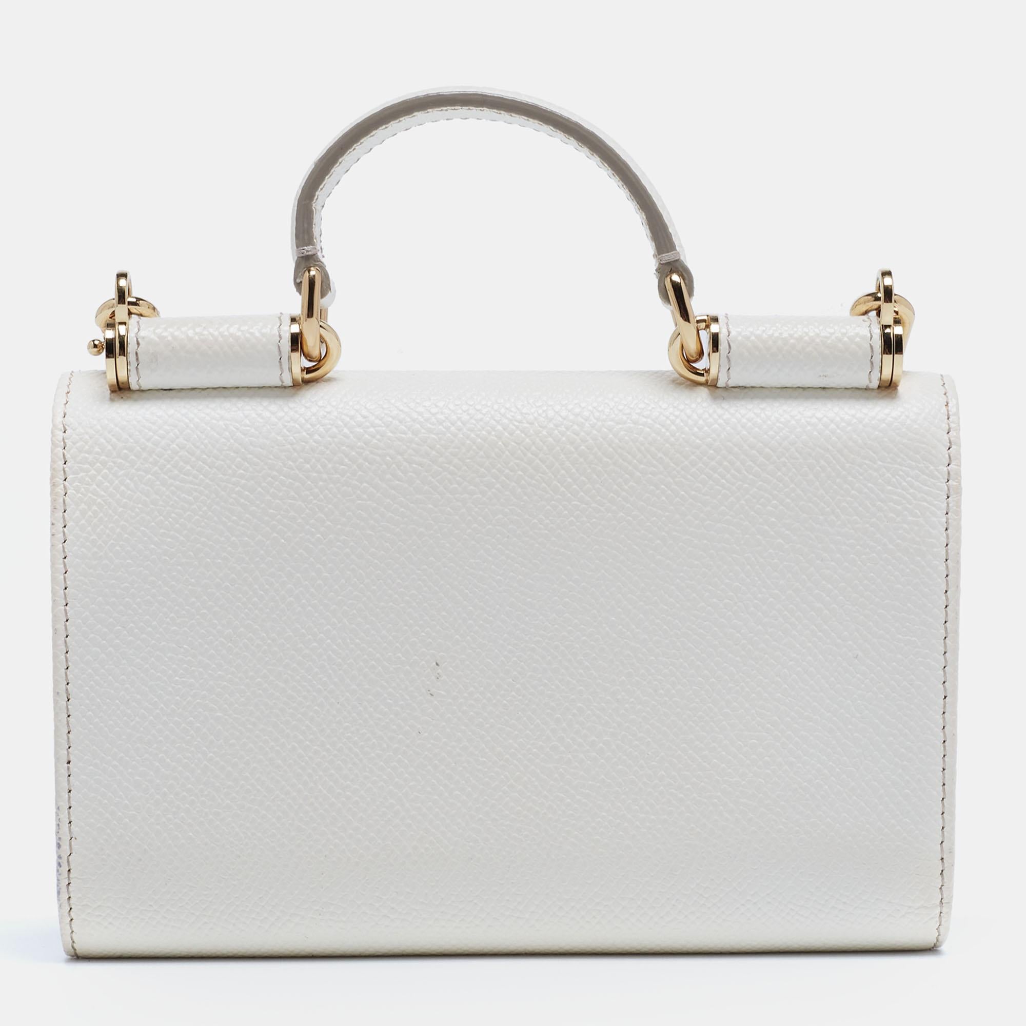 The striking silhouette of this Dolce & Gabbana Miss Sicily Von bag signifies impeccable Italian craftsmanship. Made from leather on the exterior, it flaunts a chain strap. a small handle, a brand signature on the front, and gold-tone hardware. The