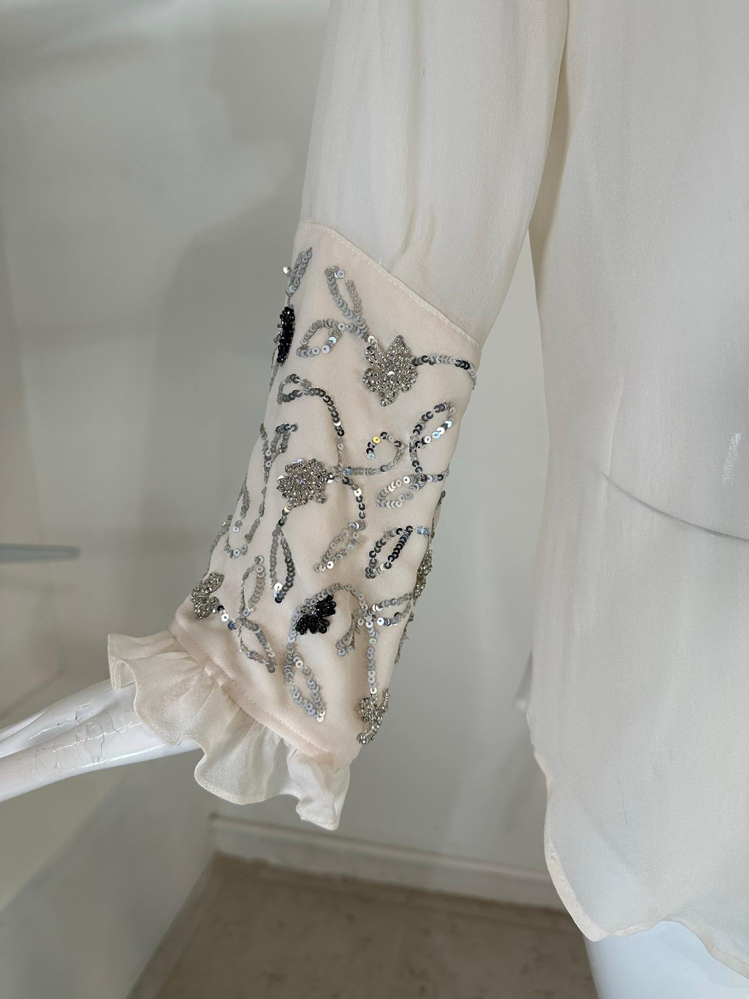 Chemisier Dolce & Gabbana blanc cassé en mousseline de soie transparente à col plongeant et sequins pailletés  Bon état - En vente à West Palm Beach, FL