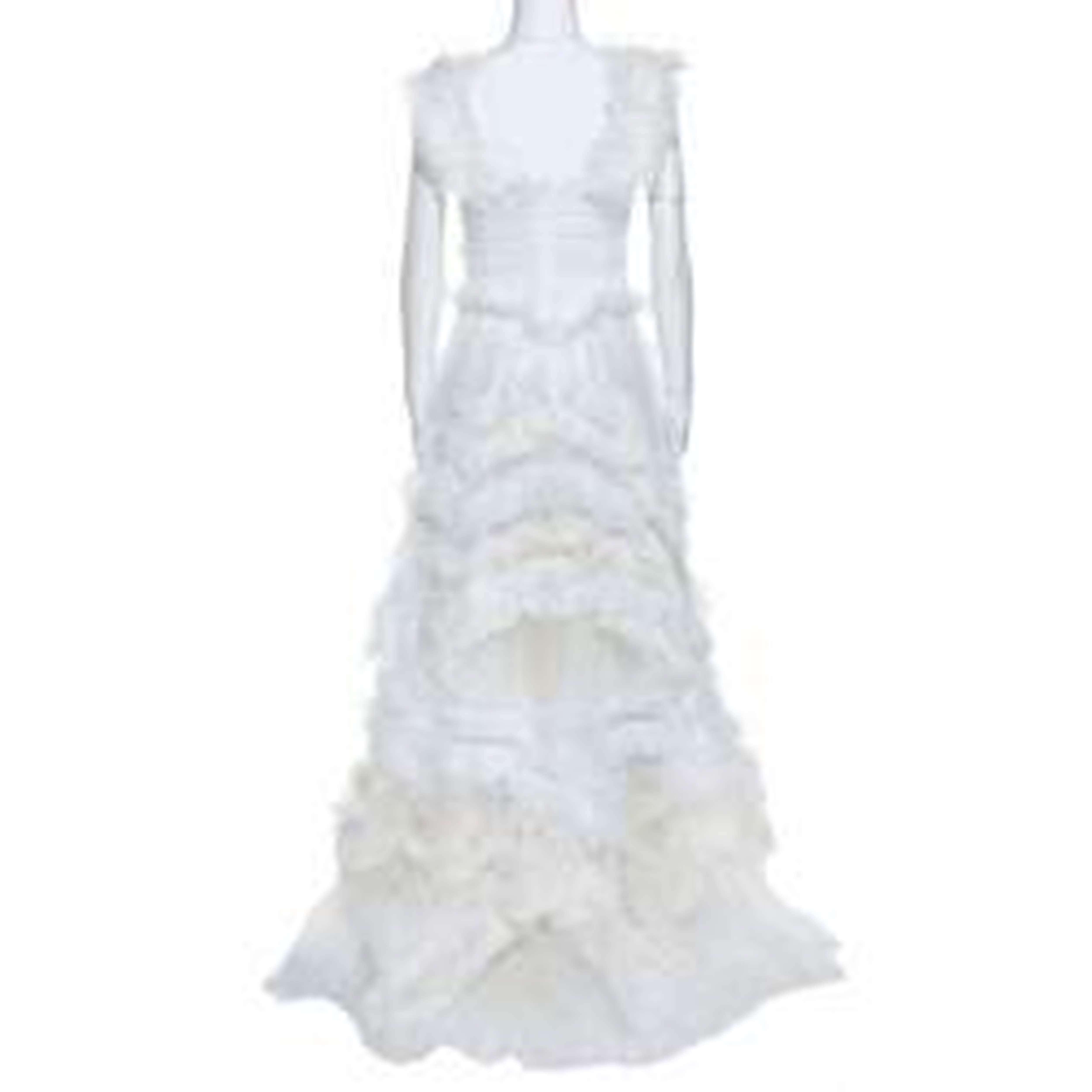 To help you float through evenings as beautifully as clouds gliding through the sky, Dolce & Gabbana created this gown for you. It is a marvellous design, achieved by assembling feather trims and ruffle details on soft fabrics and then sewing it