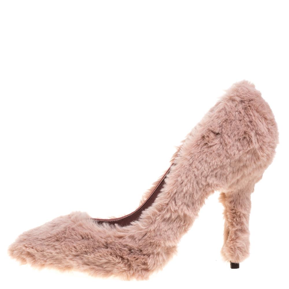 Dolce & Gabbanas Interpretation des klassischen Stils ist so schick und ansprechend. Dieses in Italien aus Kunstpelz gefertigte Paar hat eine spitze Spitze:: einen altrosa Farbton und einen 11 cm hohen Stiletto-Absatz. Kombinieren Sie sie mit