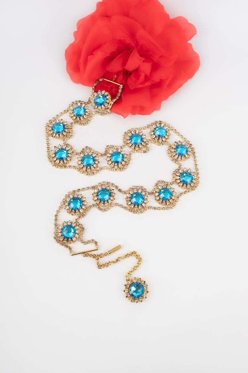 Dolce & Gabbana - (Made in Italy) Cintura traforata in metallo dorato ornata di strass bianchi e blu.

Informazioni aggiuntive:
Condizioni: Ottime condizioni
Dimensioni: Lunghezza: da 82 cm a 95 cm

Riferimento del venditore: CCB97