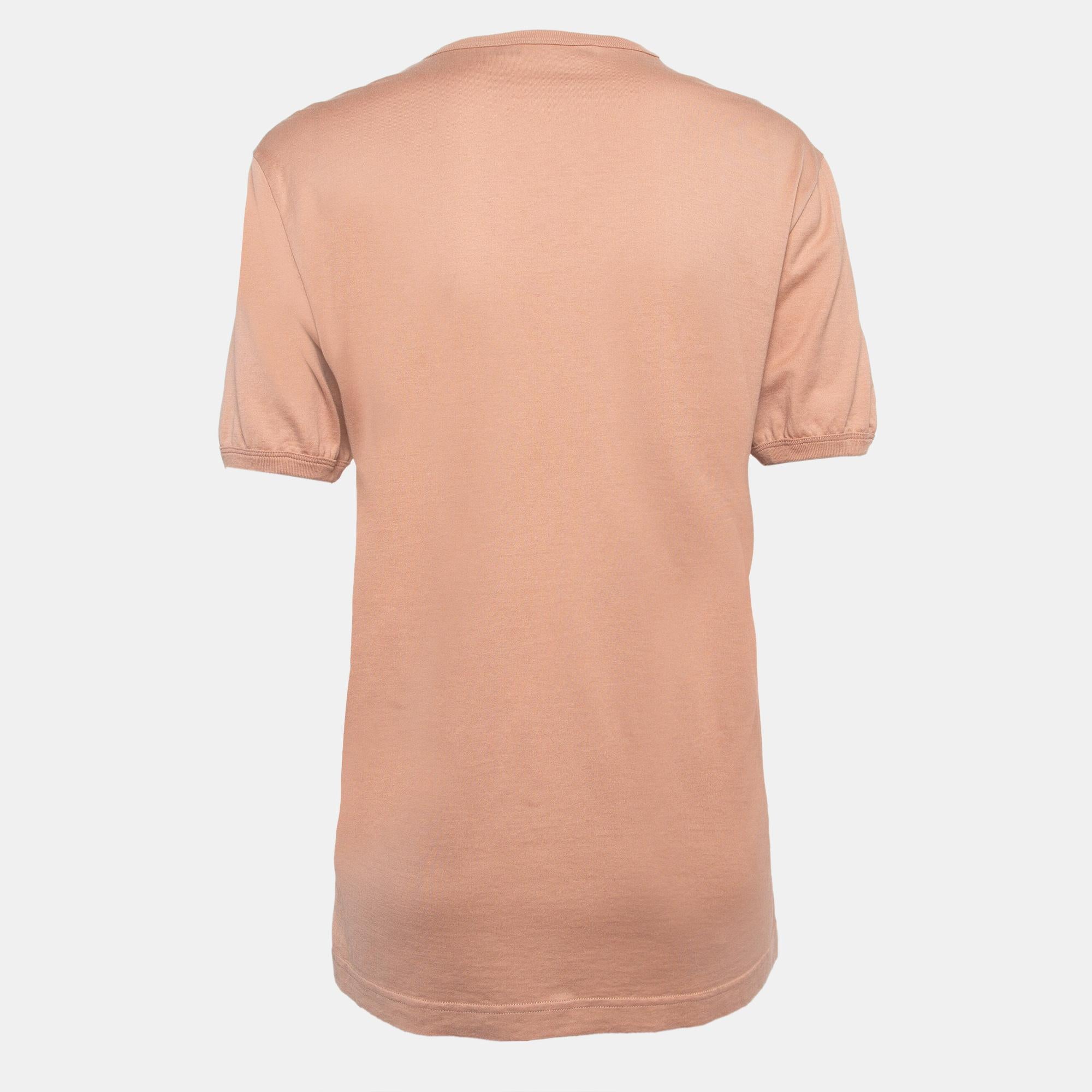 A perfect combination of comfort, luxury, and style, this designer t-shirt is a must-have piece! Made from quality materials, the creation can be styled with denim pants and sneakers for a cool look.