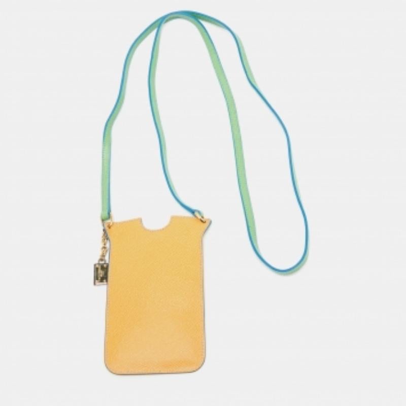 Dolce & Gabbana Borsa a tracolla in pelle arancione con logo e charme In condizioni buone in vendita a Dubai, Al Qouz 2
