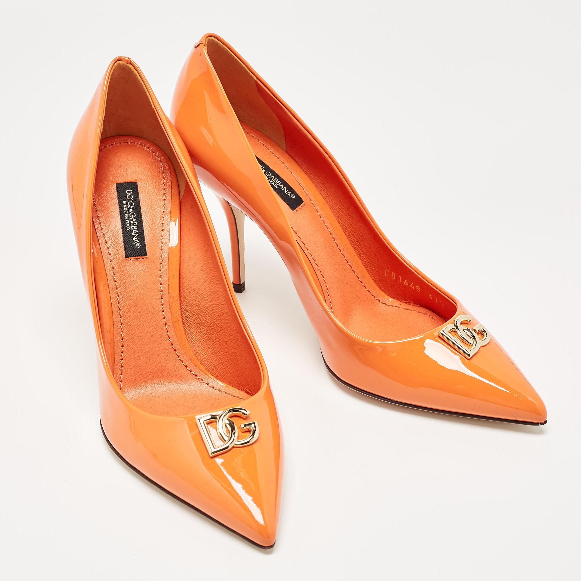 Dolce & Gabbana Orange Patent Leather DG Buckle Pumps Size 37.5 In Good Condition In Dubai, Al Qouz 2