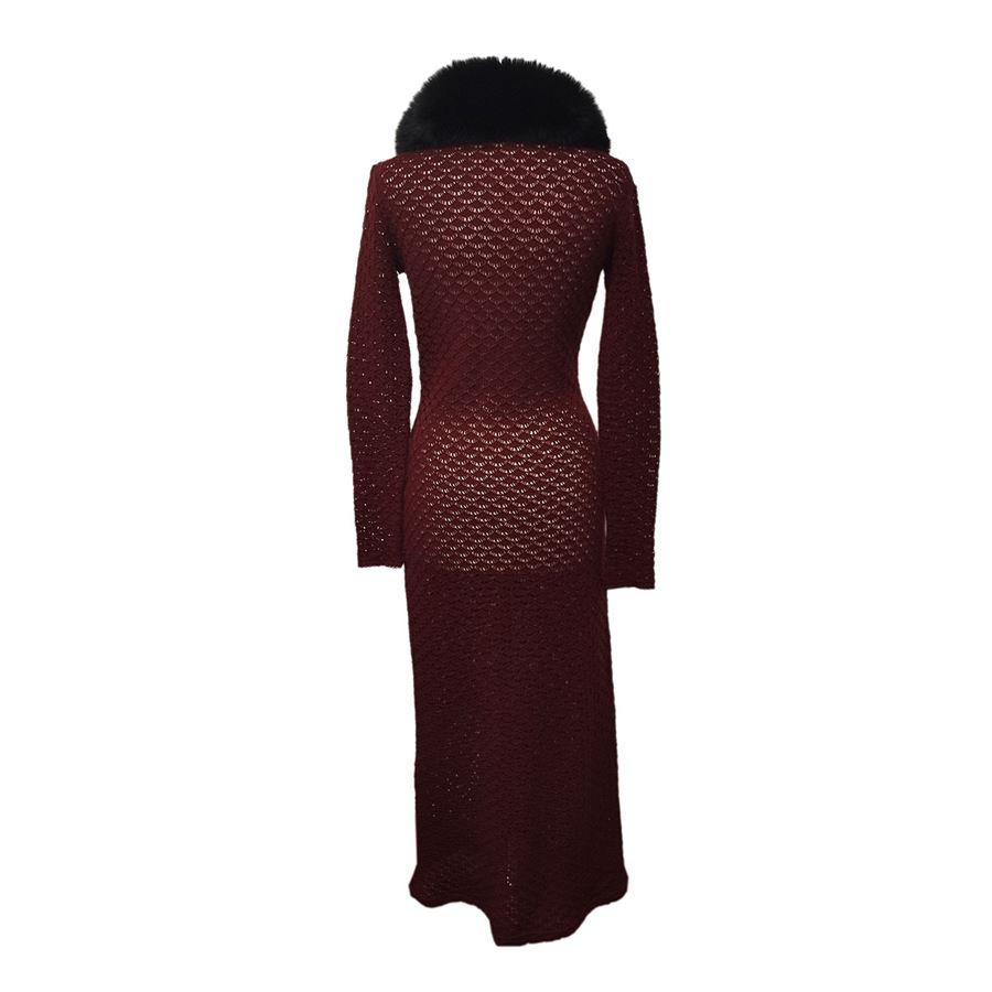Merino wool (50%) and acrylic Bordeaux color Black fox collar Button closure Shoulder / hem cm 125 (49,2 inches) Shoulder cm 48 (18,8 inches)