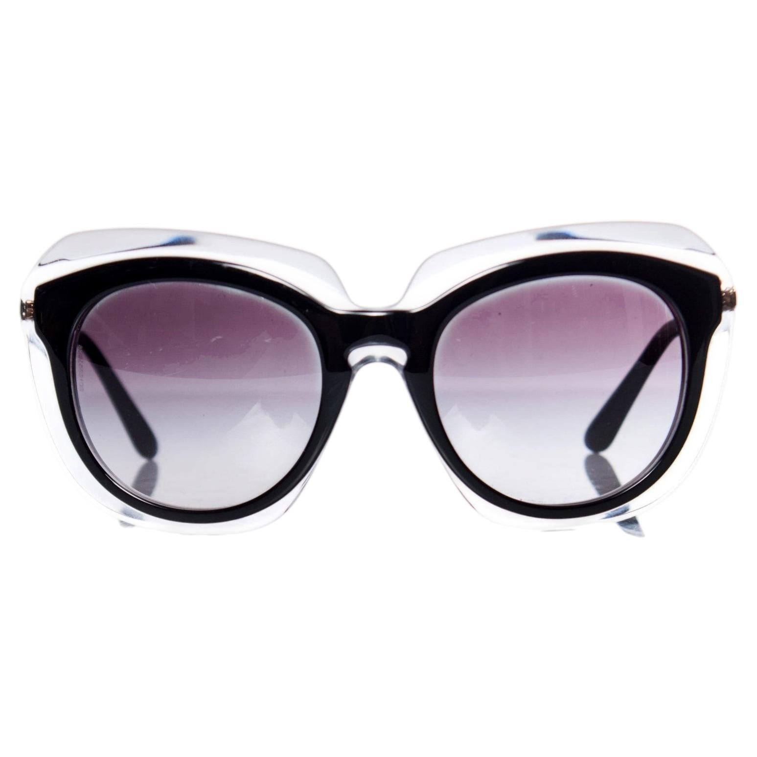 Dolce & Gabbana, Occhiali da sole oversize neri e trasparenti.
