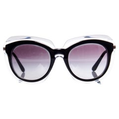 Dolce & Gabbana, Occhiali da sole oversize neri e trasparenti.