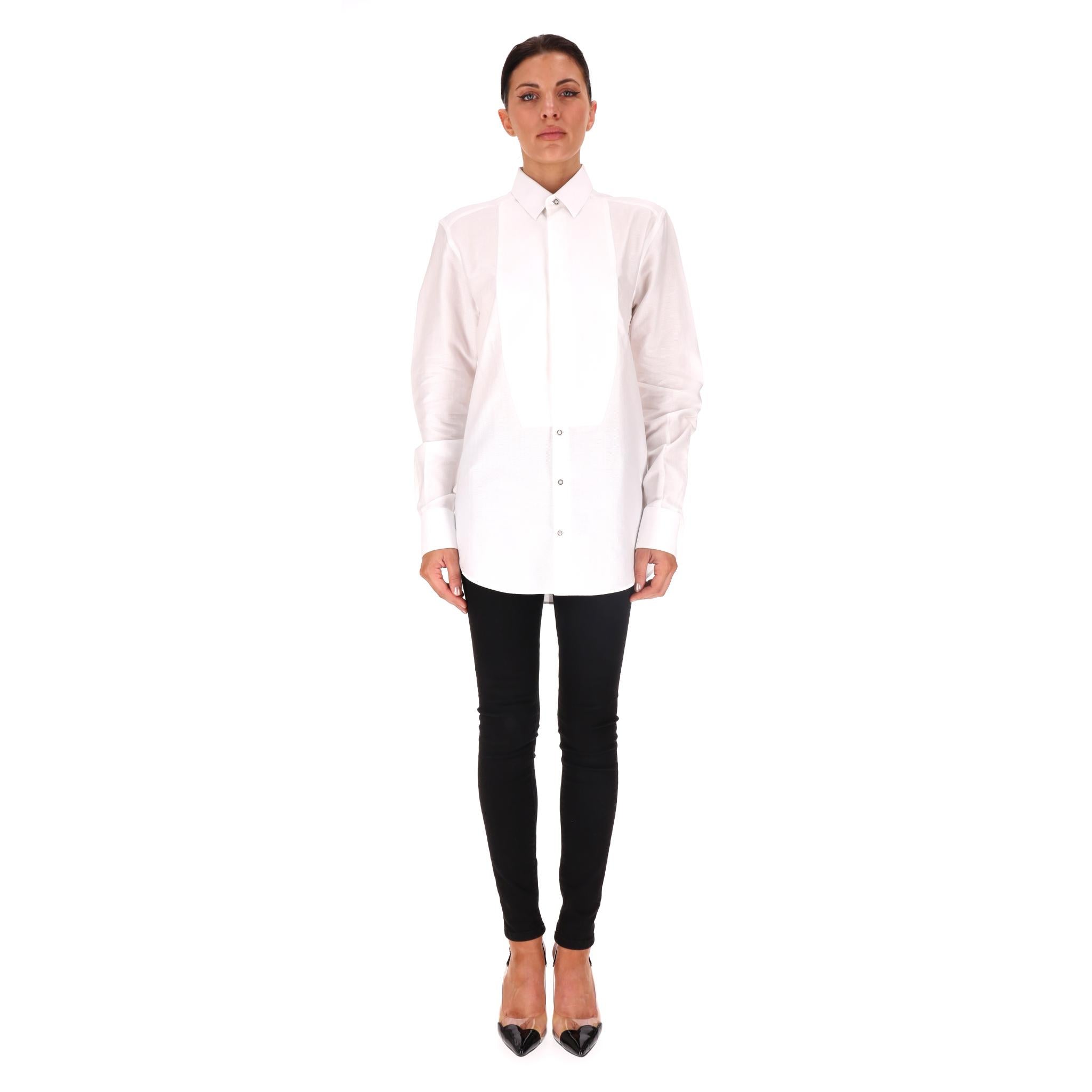 Dolce & Gabbana - Camicia oversize in cotone

Camicia bianca realizzata in cotone e dalla vestibilità oversize.

Caratterizzato da colletto classico e chiusura centrale con bottoni.

Prezzo di listino circa 475 euro

Taglia - XS

Condit -