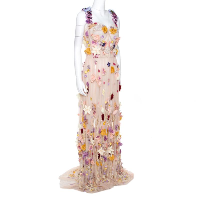 To help you evoke the most mesmerizing visions of life is this dress from Dolce & Gabbana's Spring 2018 collection. It is a marvellous design, achieved by assembling blooming flowers on soft fabrics and then sewing it into a dreamy silhouette. The