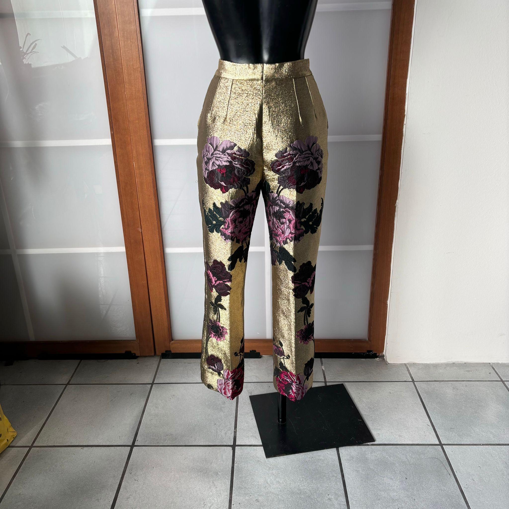 Raffinierte Dolce & Gabbana-Hose aus Goldbrokat mit Blumenstickerei in Lila- und Fuchsia-Tönen.
Ein kostbares und malerisches Kleidungsstück, ein Symbol des modernen Barockstils der italienischen Maison.
Hergestellt aus einem Mischgewebe (91%