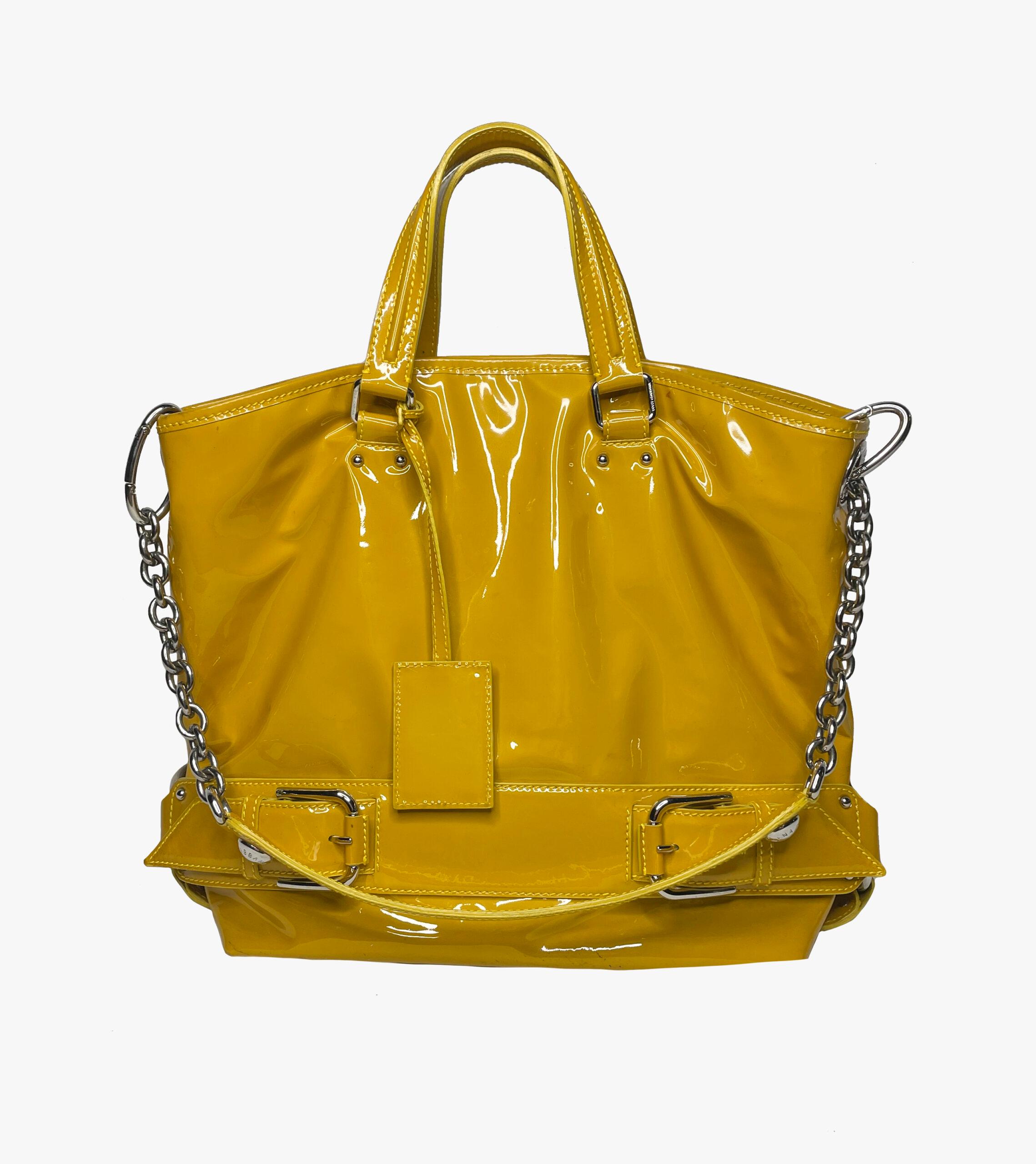 Sac en cuir verni Dolce & Gabbana

Période - années 2000

Les poignées courtes et longues se ferment à l'aide d'un bouton. L'intérieur comporte une grande poche, une petite poche et une poche zippée.

Longueur - 40 cm

Hauteur - 33 cm

Condit - bon,