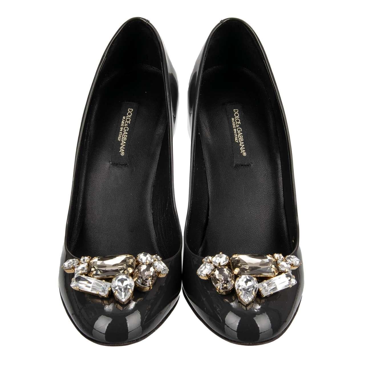 Dolce & Gabbana - Patent Leather Heels Pumps VALLY Crystal Brooch Grey 35 5 In Excellent Condition For Sale In Erkrath, DE