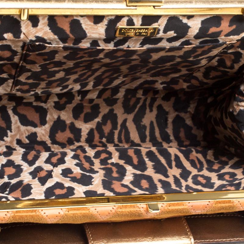 Dolce & Gabbana Pfirsich/Gold Gesteppte Naht Leder und Wildleder Rahmen Tasche im Angebot 1