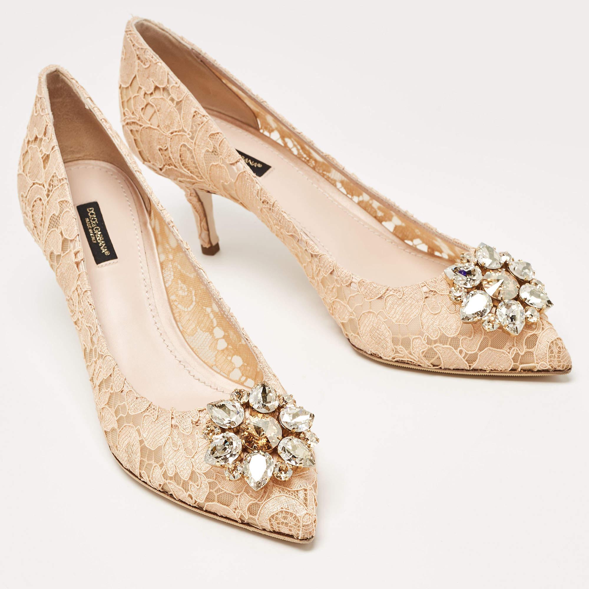 Dolce & Gabbana Peach Lace Bellucci Crystals Pumps Size 41 In Excellent Condition For Sale In Dubai, Al Qouz 2