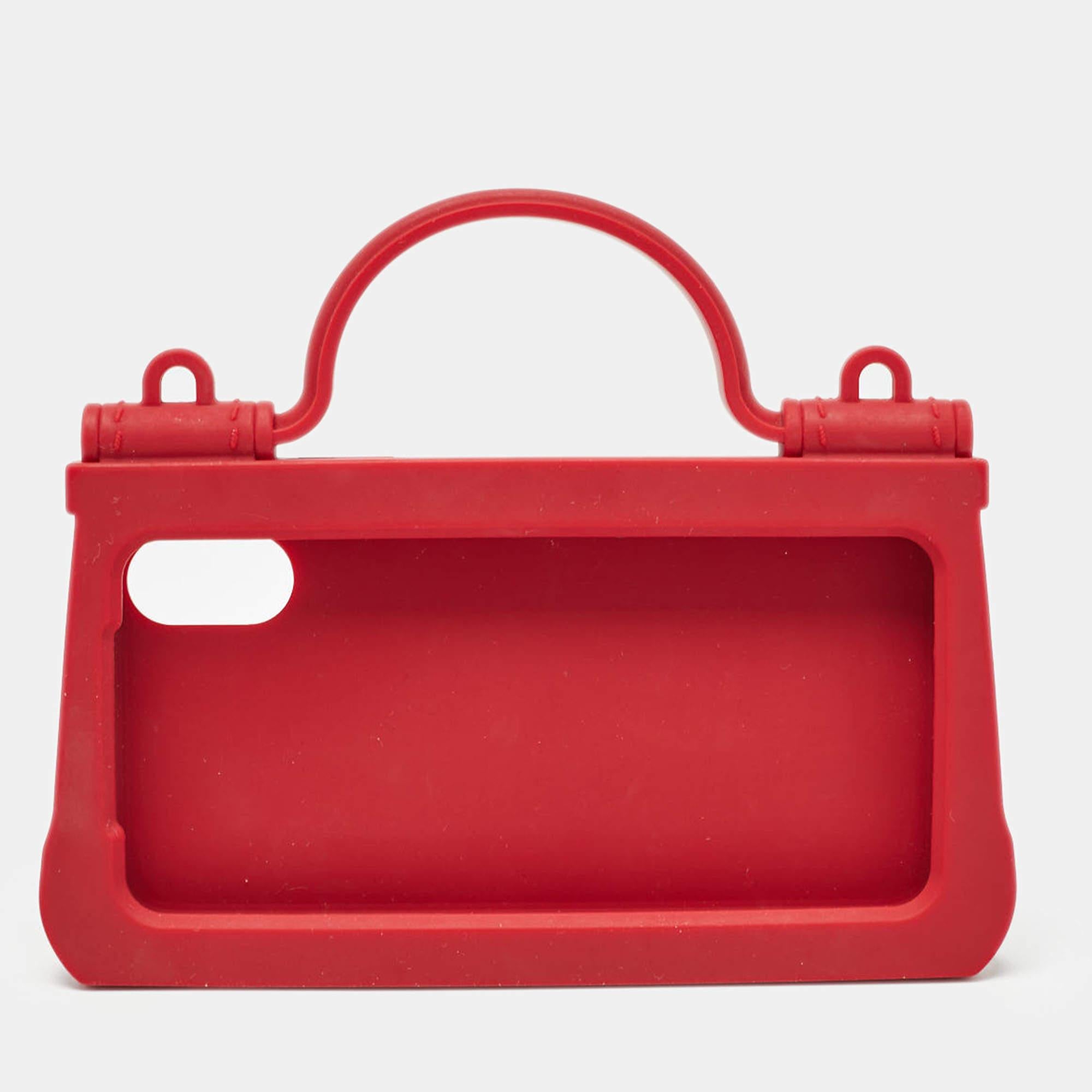 Ti presentiamo la custodia a catena Dolce e GabbanaSicily per iPhone X XS, un accessorio elegante che unisce funzionalità e design chic. Realizzato in gomma di alta qualità in una splendida tonalità pesca, offre una protezione affidabile per il tuo