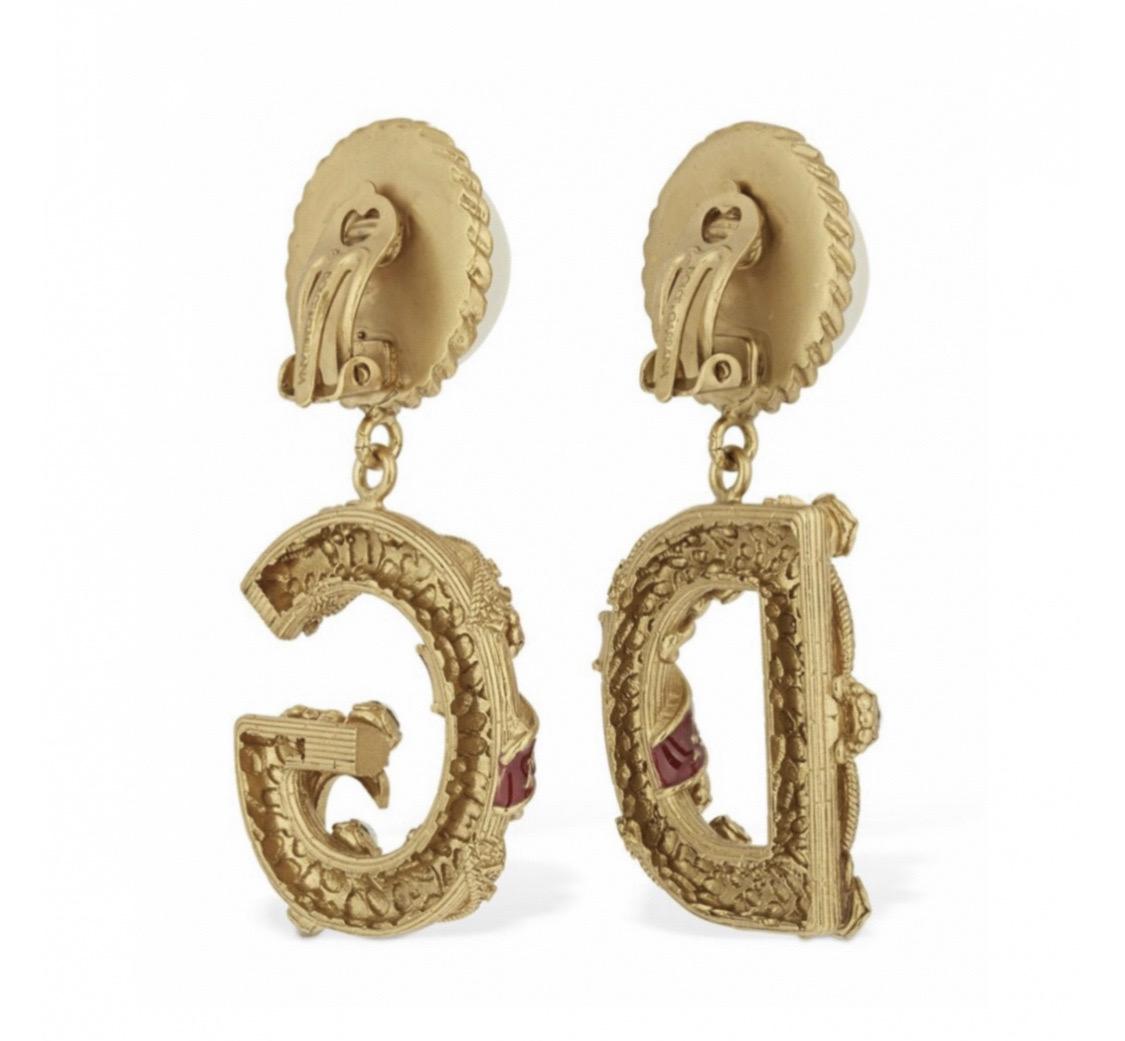 Dolce & Gabbana Pearls Logo Amore
earrings

Length: 5.5cm

Gold colored brass

Imitation pearls

Glass crystals

Enameled detail

Clip-on

Composition: Brass, Resin, Glass

Brand new with tags!
Please check my other DG clothing &

accessories!

