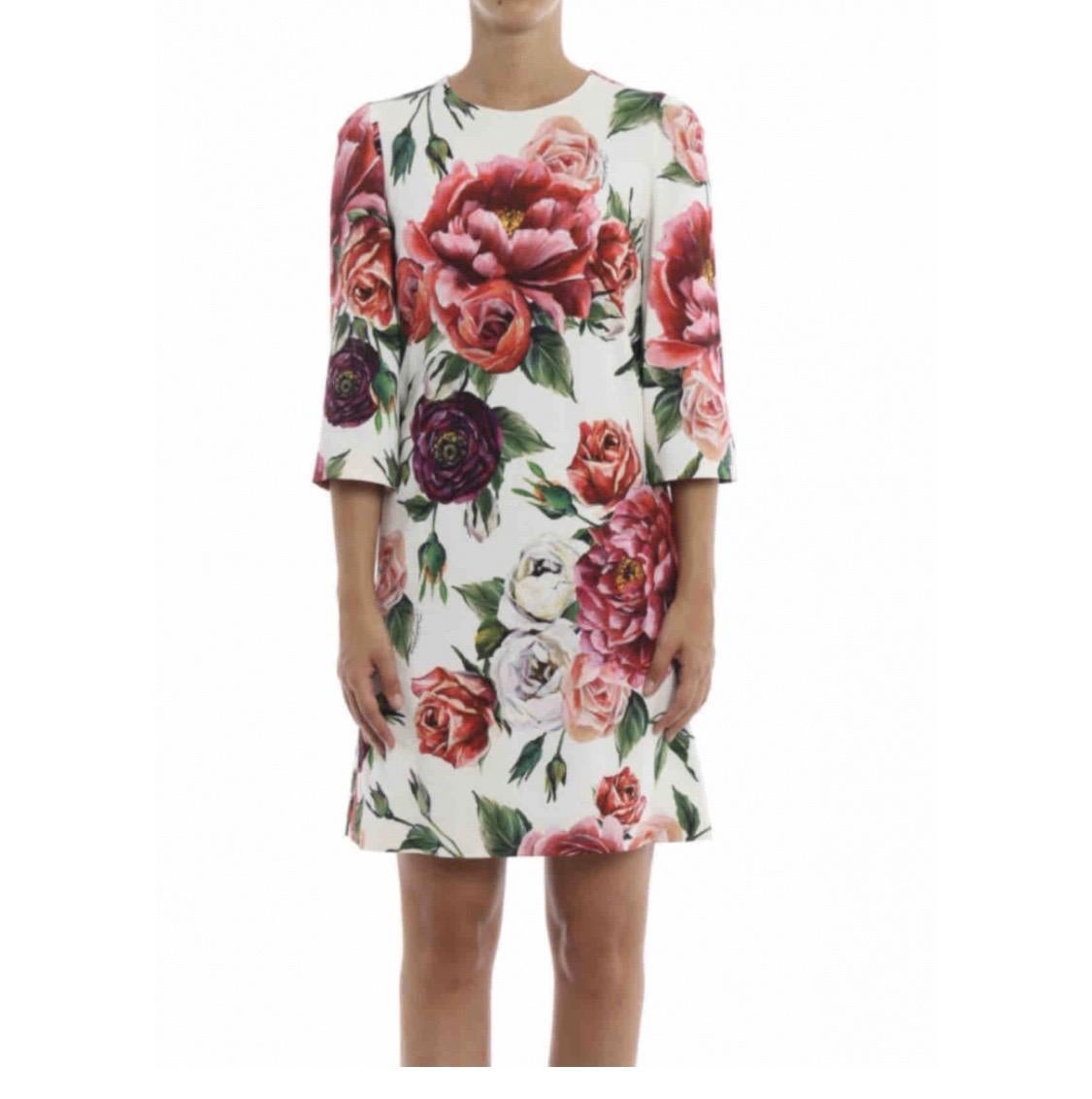  Dolce & Gabbana Peony print stretch
cady A-line crewneck dress detailed
with three quarter sleeves, rear
concealed zip and hook fastening,
stretch silk lining.

Size 38IT UK6, XS.

Composition and details
97% Viscose, 3% Elastane
Lining: 96% Silk,