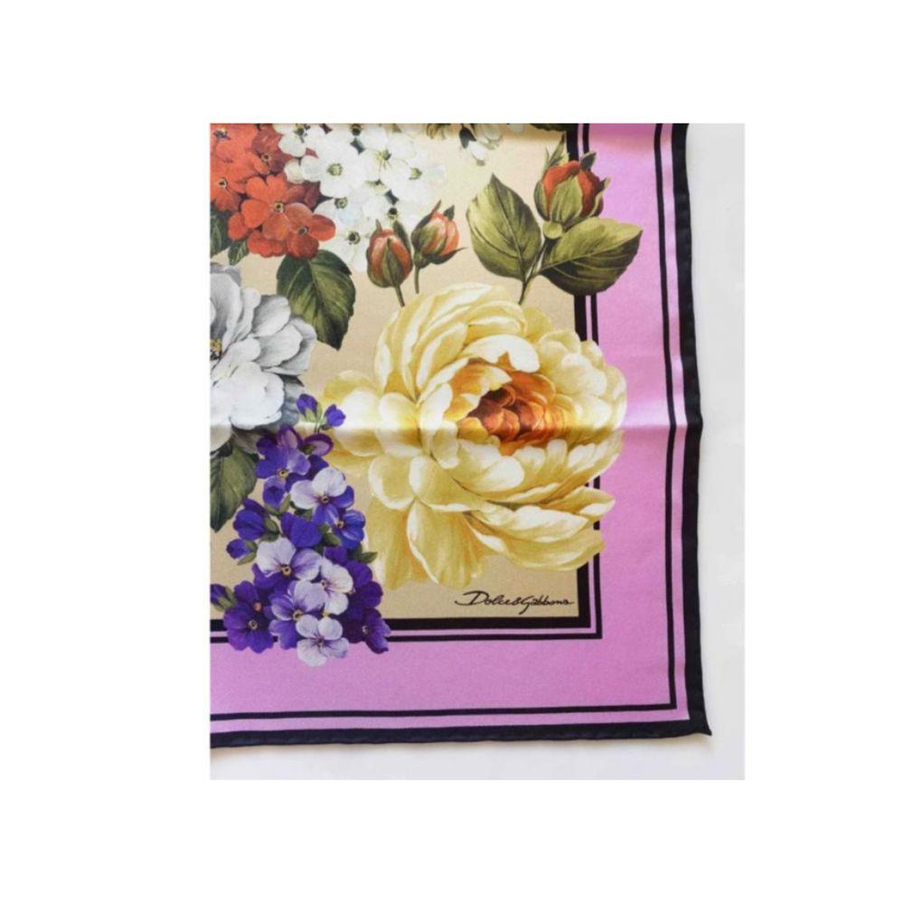 Dolce & Gabbana Peony Printed Silk Scarf in Multicolour

Dolce & Gabbana Peony printed silk scarf 
Size 46cmx46cm 
100% silk 
Brand new with the original tags!

General information: 
Designer: Dolce & Gabbana
Condition: Never worn, with