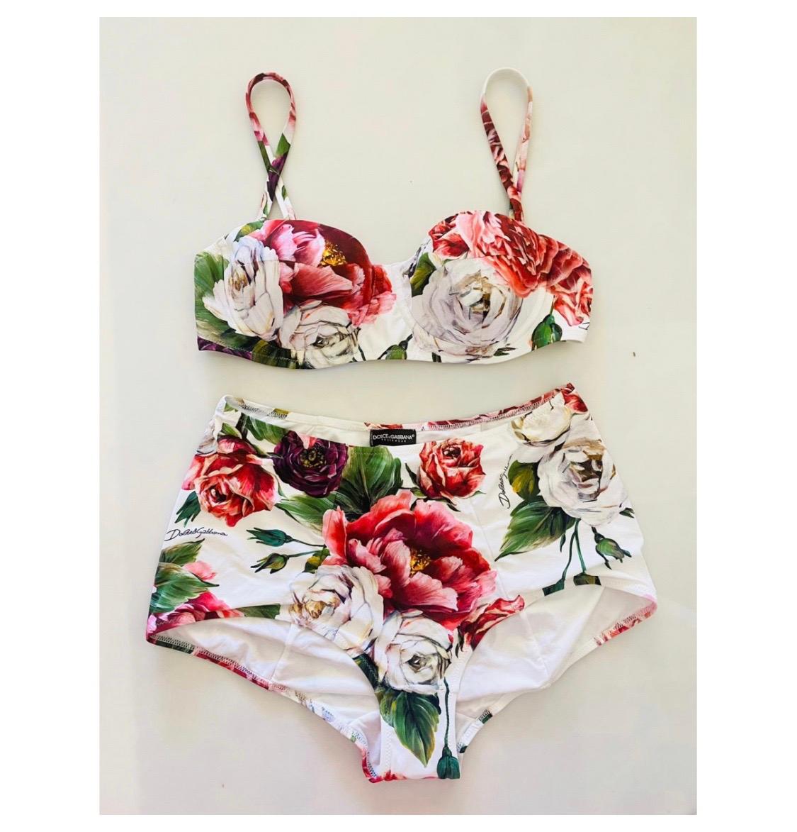 Dolce & Gabbana romantic built-in
balcony bra bikini top offers a
sophisticated look thanks to the
PEONY ROSE print and is made of the
precious “sensitive fabric”. The shaped
Cups guarantee structure and support;
The bikini bottom with high