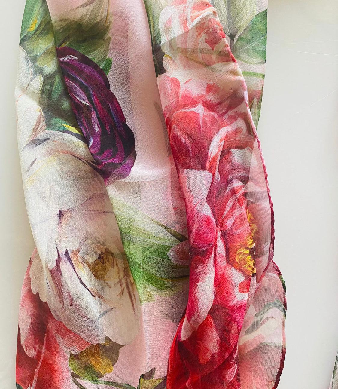 Dolce & Gabbana Pfingstrose Rose
Bedrucktes luxuriöses, leichtes Seidenköper mit Druck
Halstuch im Zustand „Neu“ in WELWYN, GB