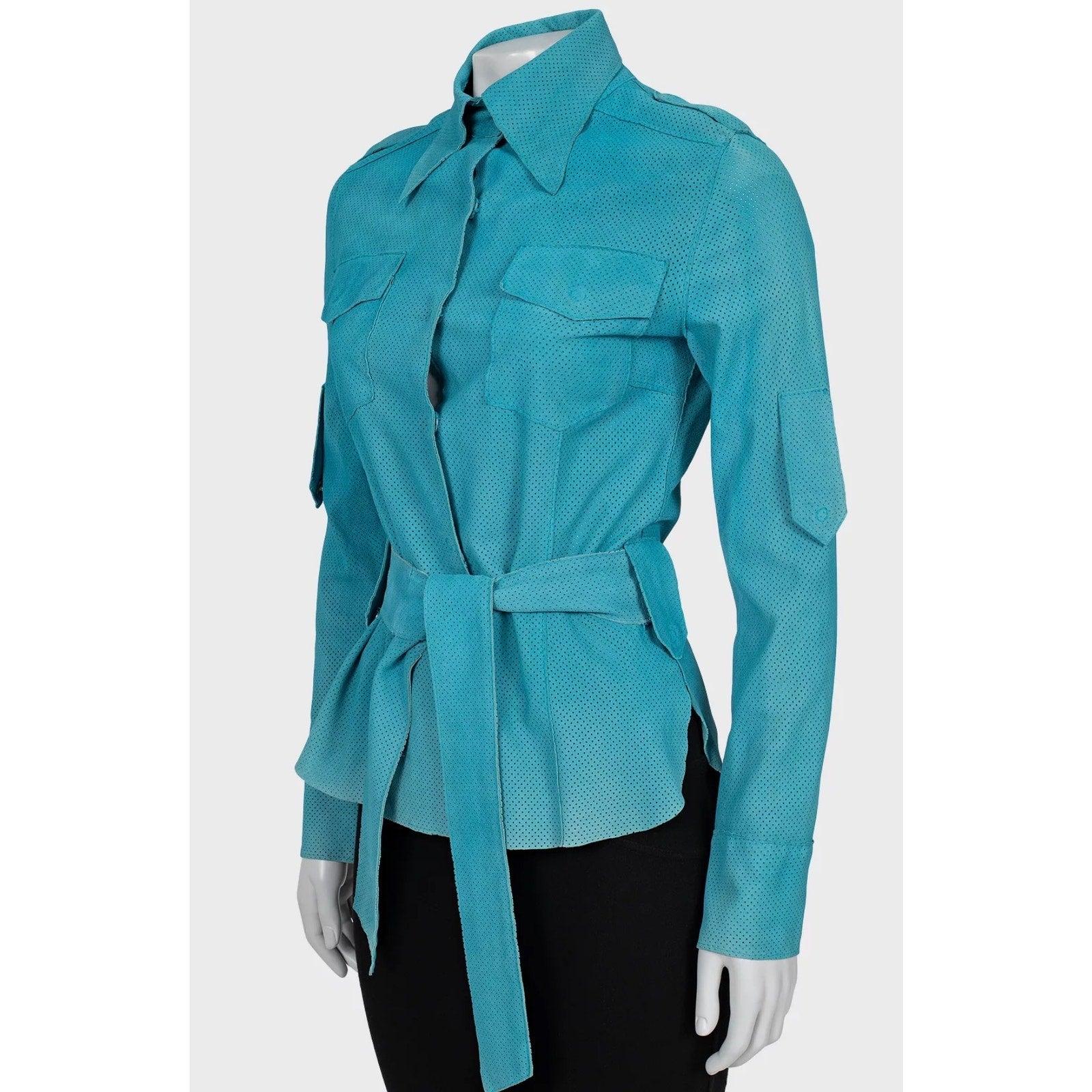 Eleva il tuo guardaroba con questa elegante camicia in pelle traforata di Dolce & Gabbana! Questa camicia azzurra è caratterizzata da una silhouette elegante e femminile e da una chiusura con bottoni a pressione che la rendono un capo audace e alla