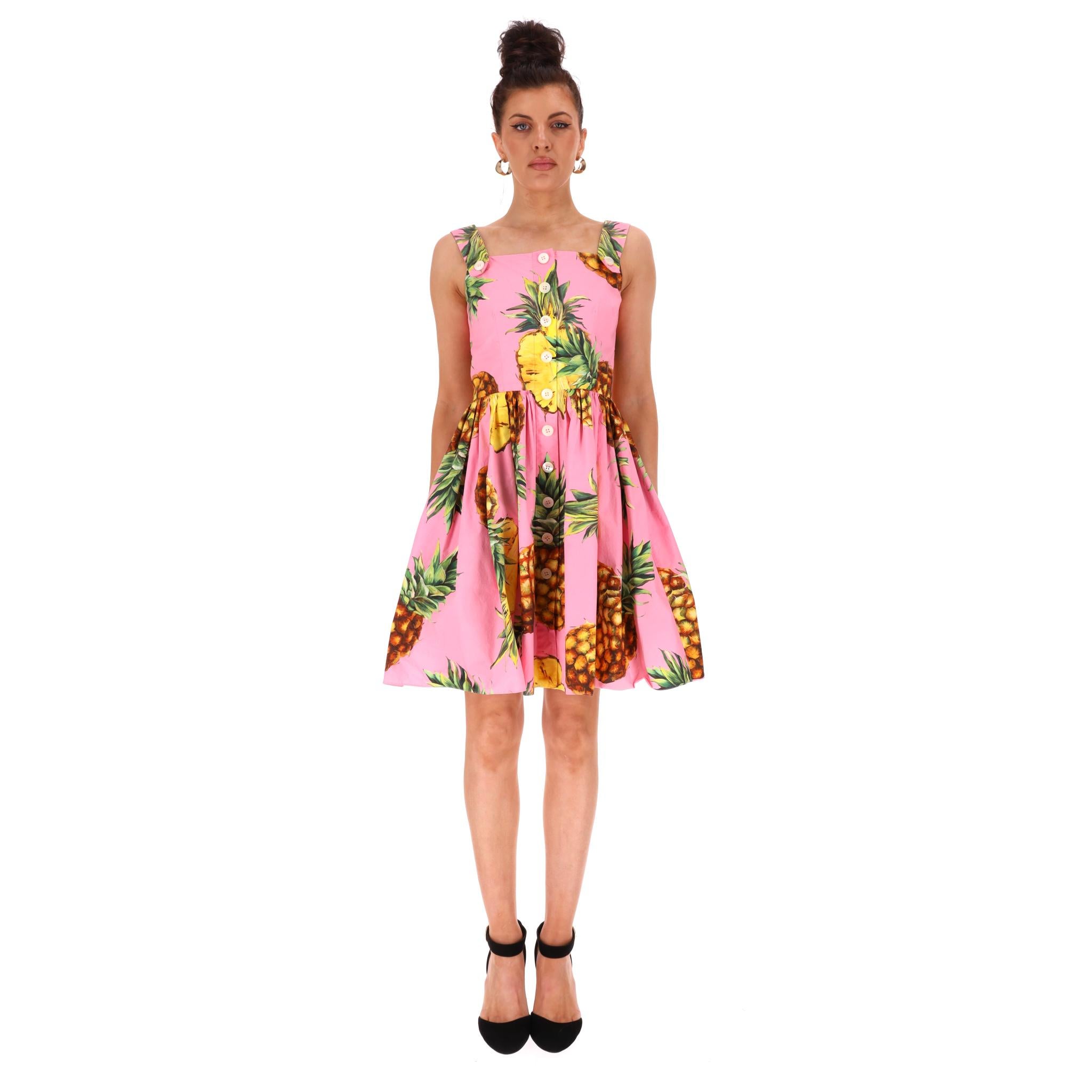 We Adore - Dolce & Gabbana Baumwollkleid mit Ananasdruck

Rosafarbenes Kleid aus Baumwolle mit Ananas-Print im Allover-Design.

Ausgestattet mit Passform und Schlag, ärmellose Silhouette mit Schlag, Faltenrock.

Mit breiten Schulterriemen,