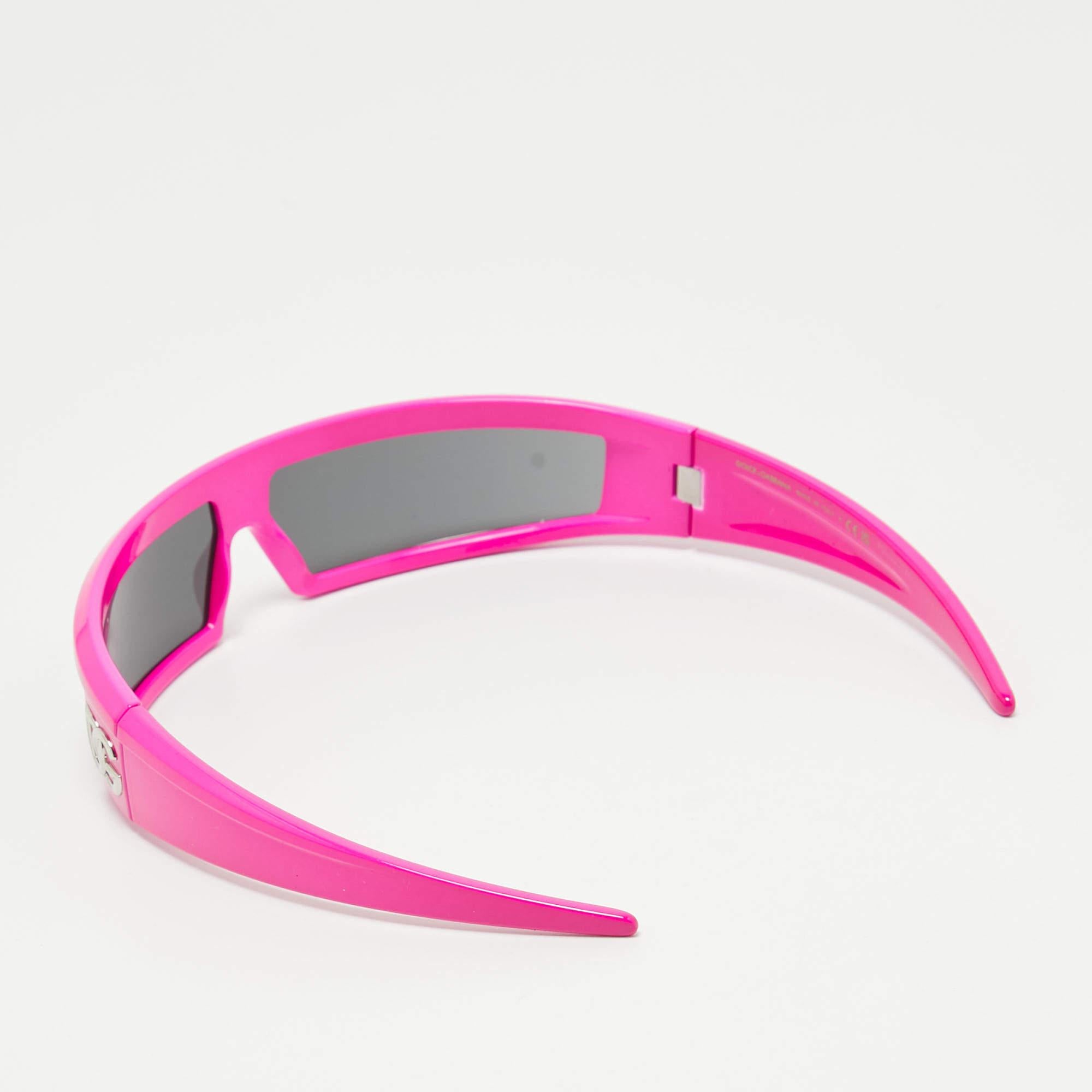 We see the detailing on this exquisite pair of designer sunglasses made from fine materials. The sunglasses are luxe in appeal and practical in usage.