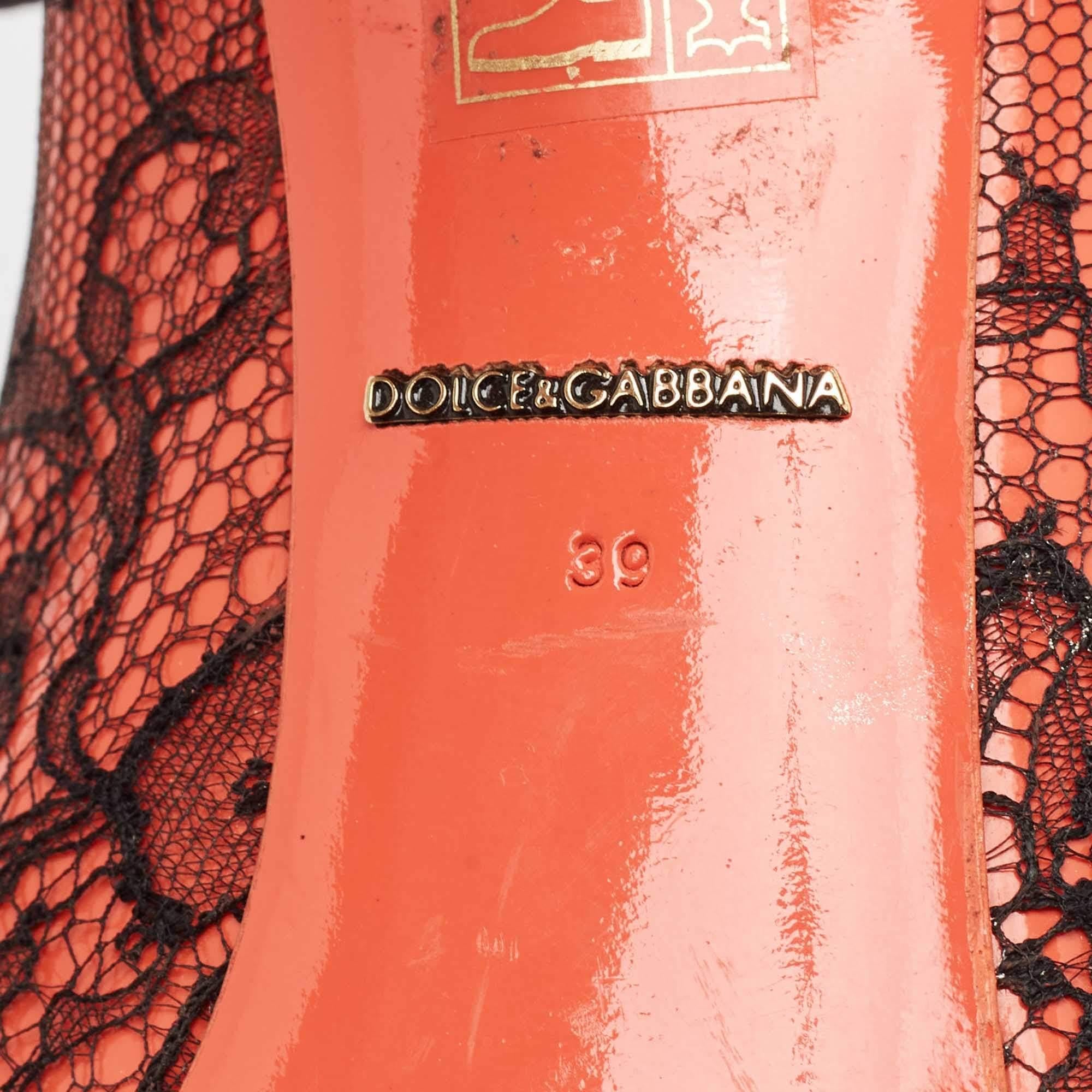 Dolce & Gabbana Bombas de punta de encaje y charol rosa/negro talla 39 en venta 3