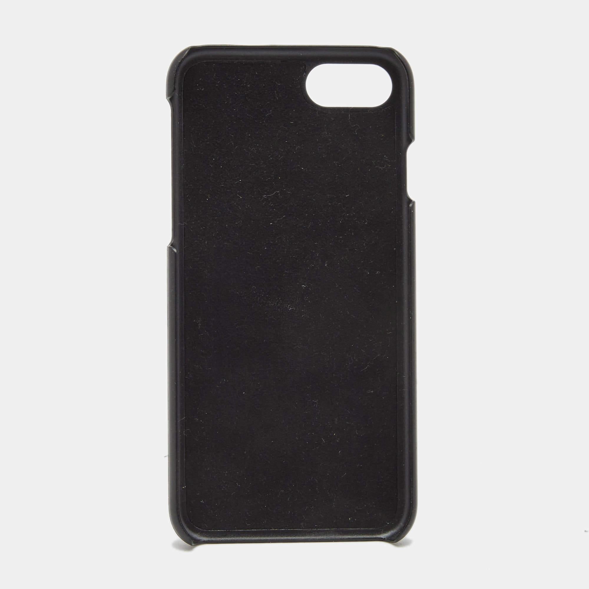 This chic phone case from Dolce and Gabbana weaves luxury with utility. Crafted from leather  it will not only keep your mobile secure but will also look stylish in your hand. It is accented with a pineapple print and brand label. Slots for the