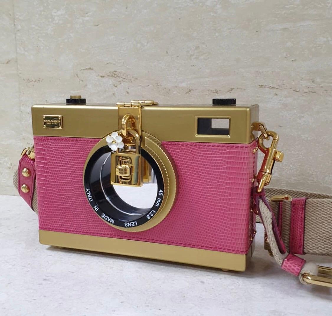 Dolce & Gabbana Pink Camera Bag

-Camera clutch bag with padlock clasp
-Gold toned hardware
-Black velvet lining with one slot
-Adjustable shoulder strap with gold toned studs
-Gold toned plates embossed with Dolce & Gabbana

18.5*12.5*5 cm

For