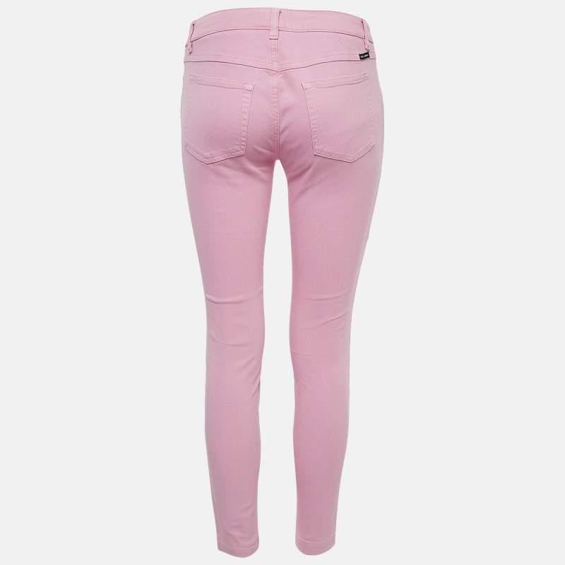 A good pair of jeans always makes the closet complete. This pair of jeans is tailored with such skill and style that it will be your favorite in no time. It will give you a comfortable stylish fit.