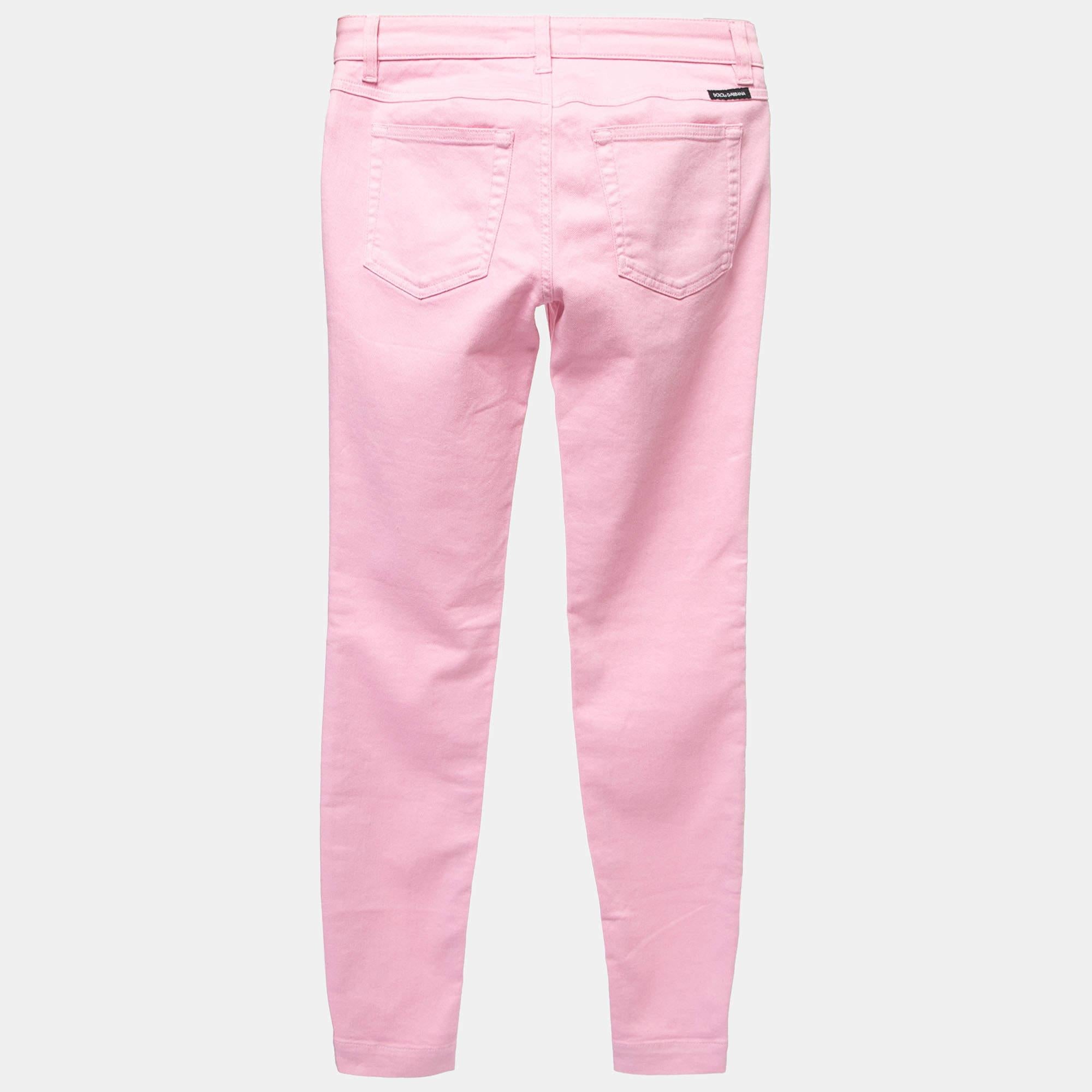 Your wardrobe can never be complete with a great pair of jeans like this. Tailored from best materials this pair showcases classic detailing an easy closure style and pockets. Pair it with your casual t shirts.