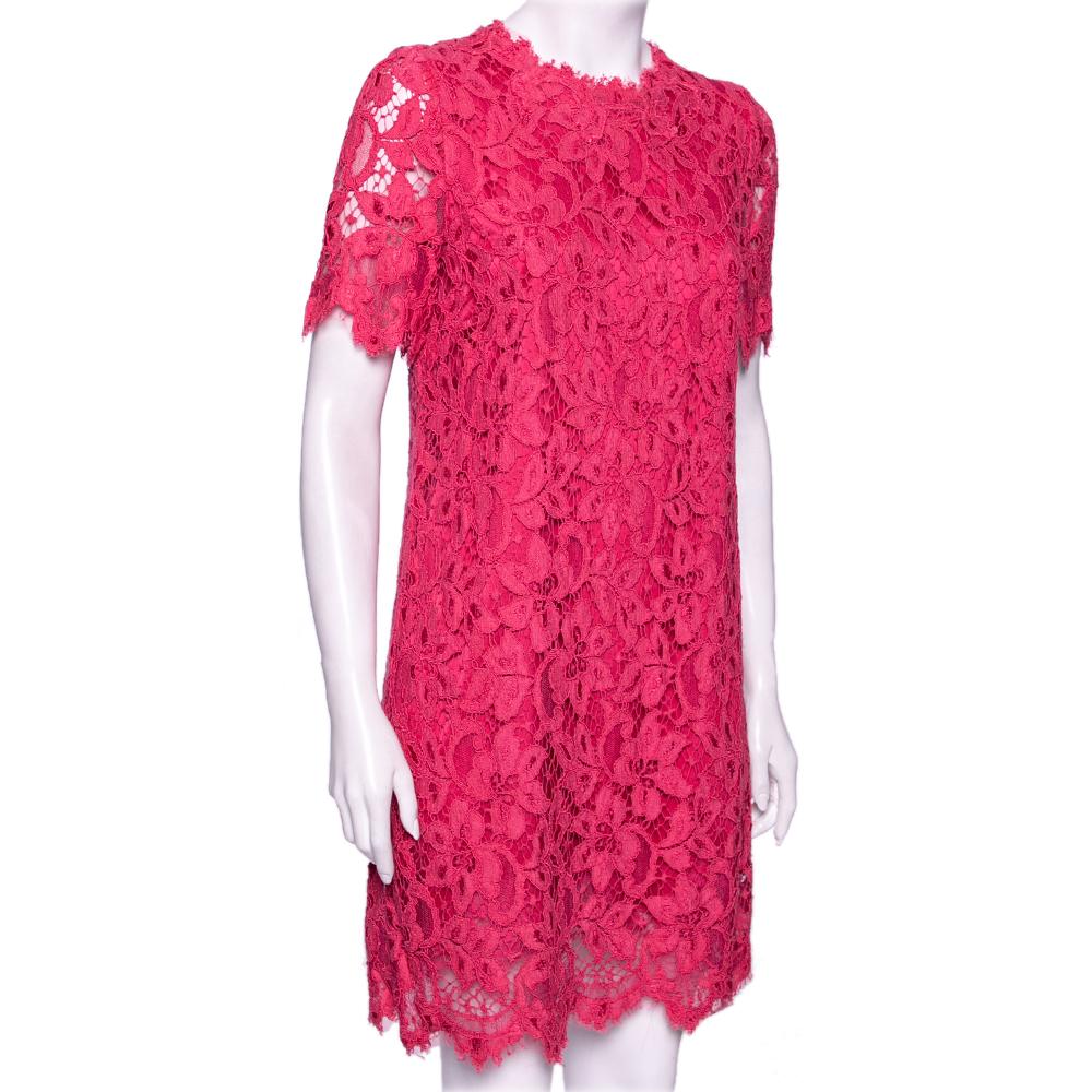 With intricate floral lace detailing, this pink Dolce & Gabbana dress shows the brand's love for timelessly feminine aesthetics. Comfortable and timeless, it has been crafted from a mix of quality fabrics and flaunts short sleeves and a round