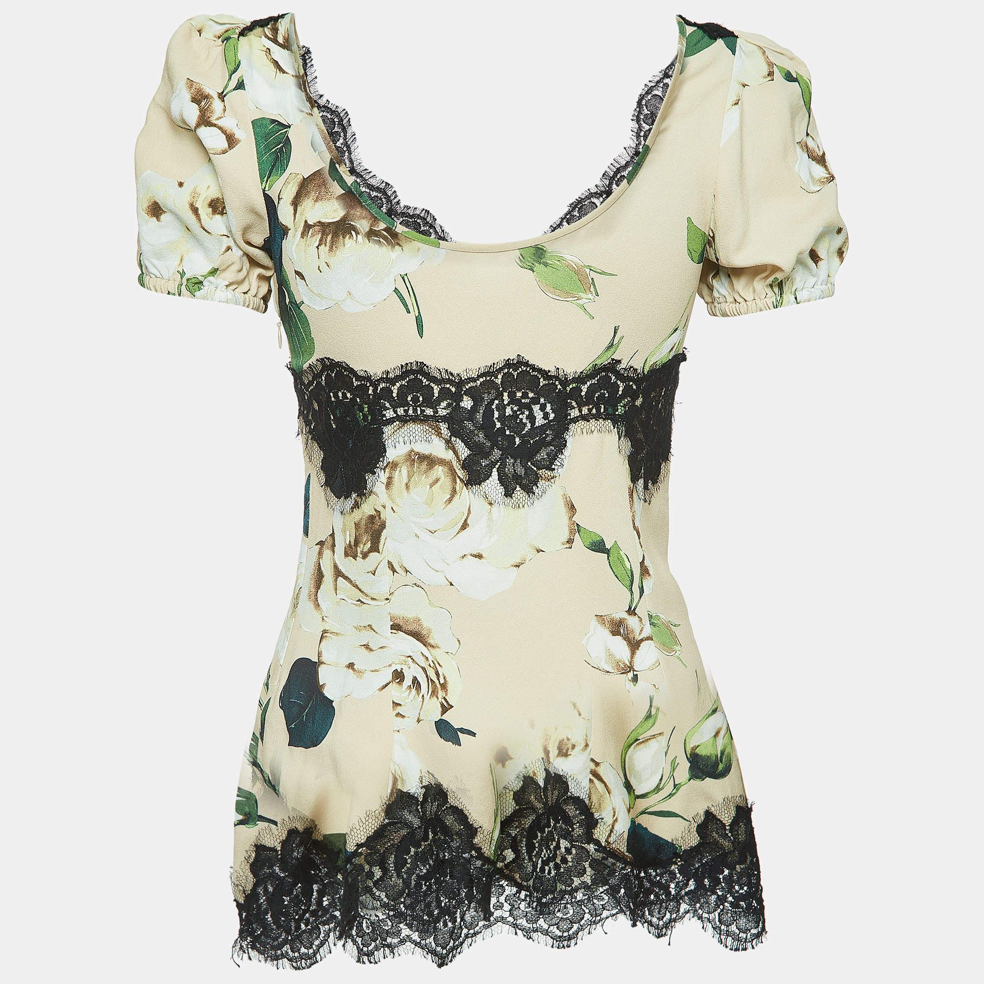 Giocosa e femminile, questa blusa aderente di Dolce & Gabbana è perfetta per le uscite estive più casual. È stato realizzato in crepe floreale rosa ed è decorato con bordi in pizzo. Le maniche corte, il collo ampio e la schiena profonda