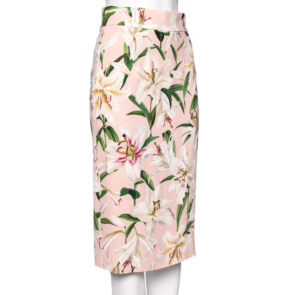 This Dolce & Gabbana Midi skirt will complement most tops in your wardrobe! Designed from viscose, the creation features a lily print in multiple colors. Pair it with your favorite stilettos and minimal jewelry for an attractive look.

